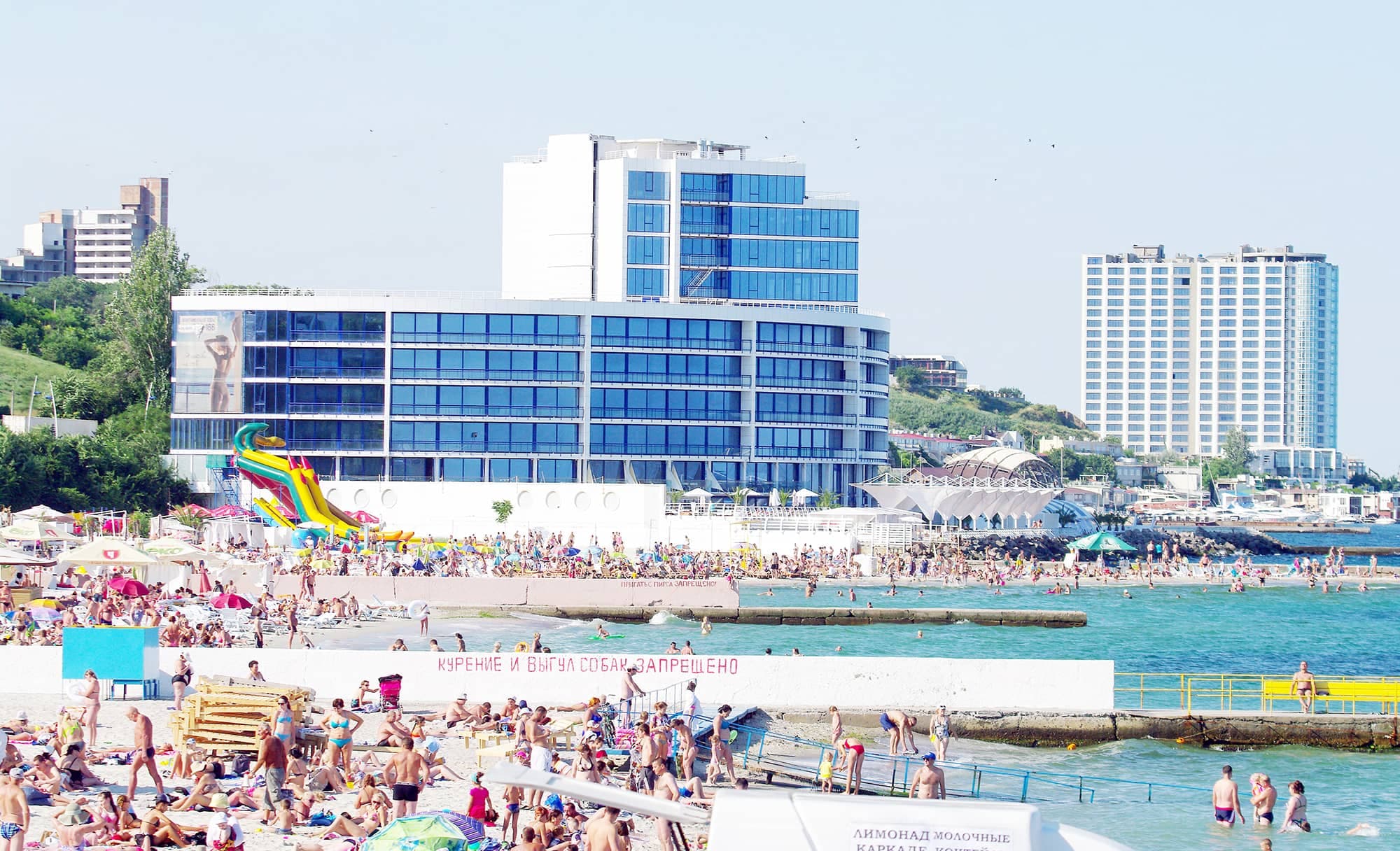 Aperçu d’un nouvel hôtel à Odessa, en 2015, près d’une plage bondée.