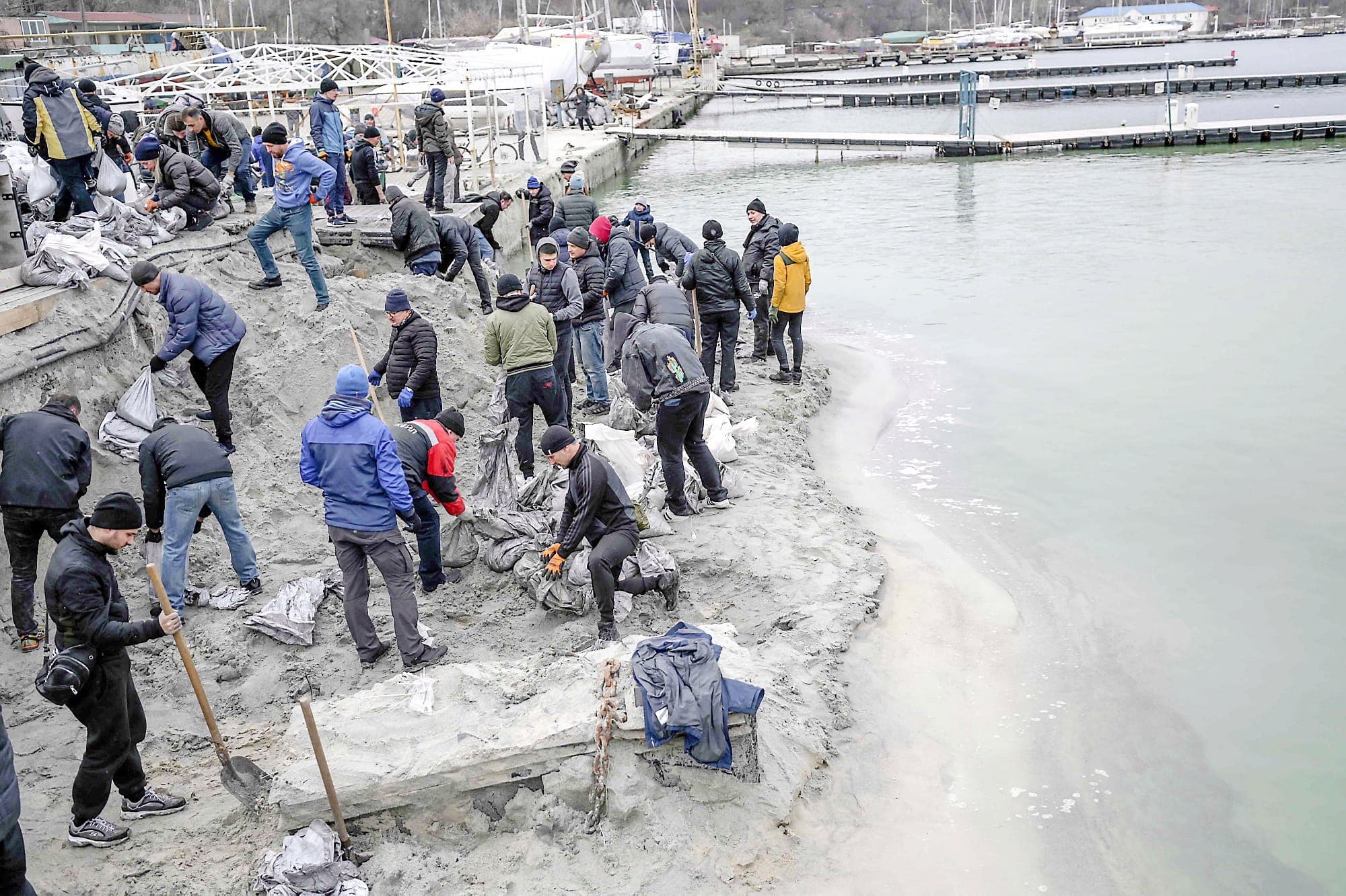 Plusieurs Ukrainiens remplissaient des sacs de sable sur la plage de la mer Noire à Odessa, lundi, à l’approche d’une potentielle attaque des Russes sur cette ville. Ces sacs serviront pour les lignes de front.