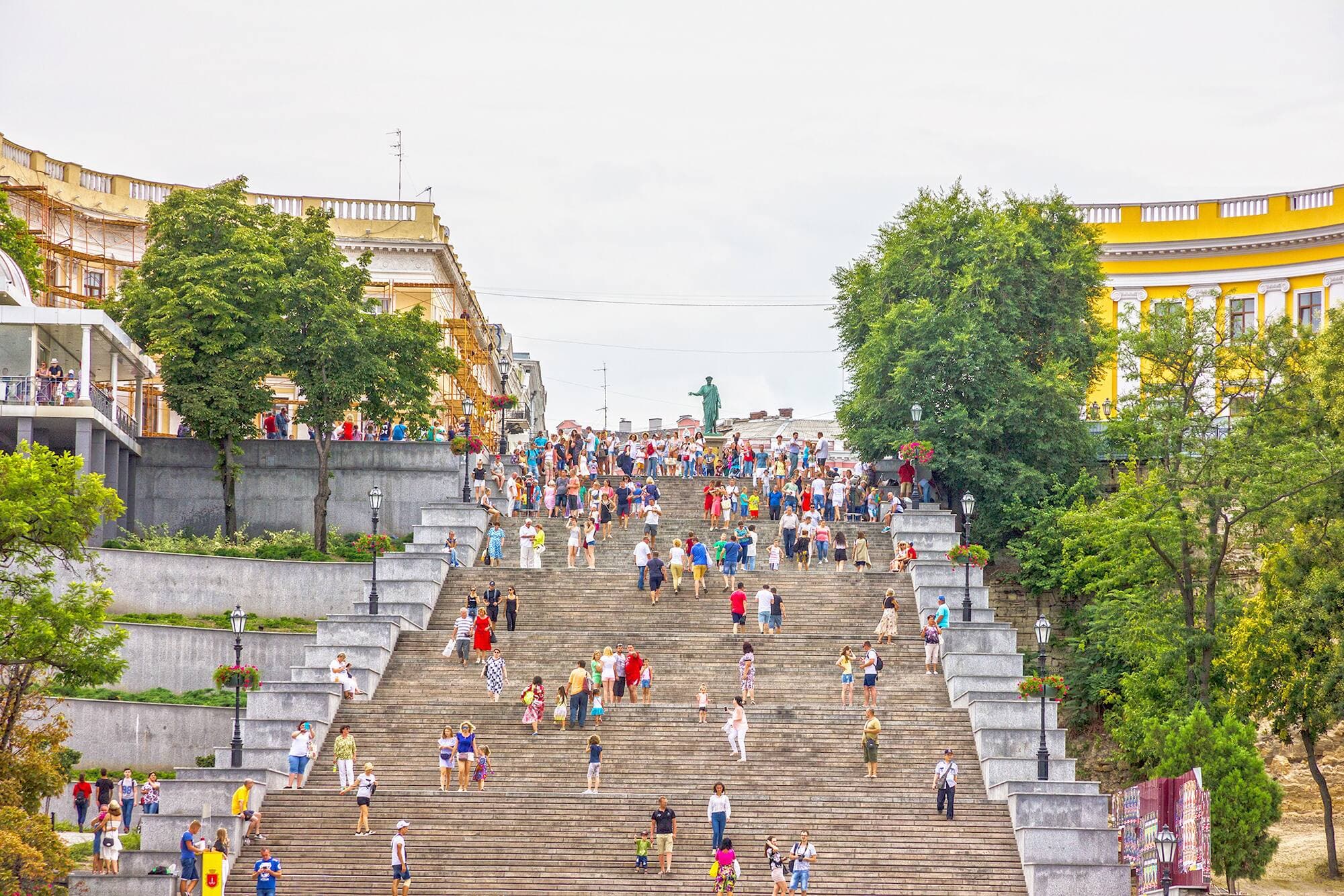 Les fameux Escaliers du Potemkine sont un attrait touristique très prisé à Odessa, comme ici en 2018.