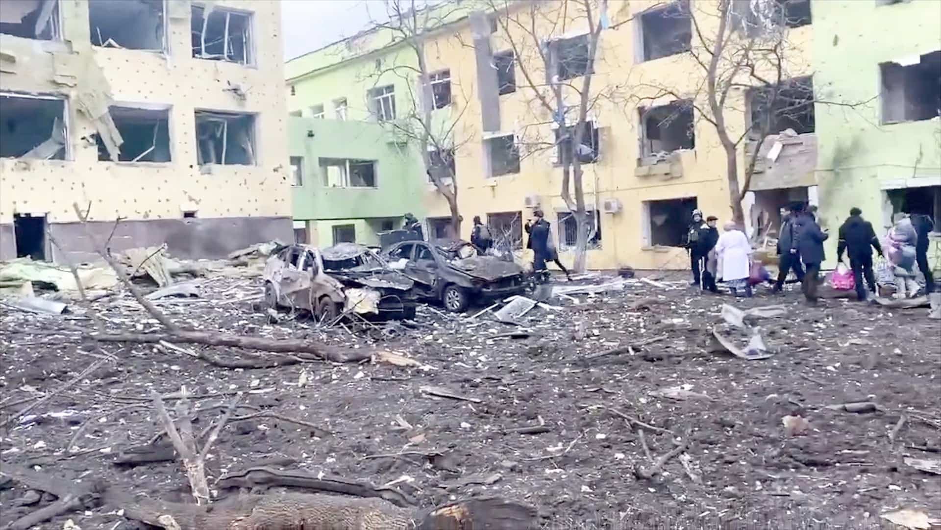 Patients et employés de cet hôpital pédiatrique de Marioupol étaient sous le choc mercredi après le bombardement sauvage des installations.