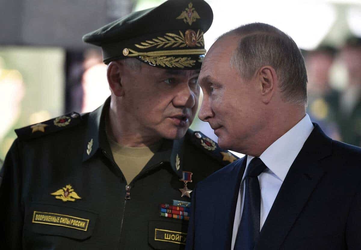 Le ministre russe de la Défense, Sergei Shoigu, et le président Vladimir Poutine