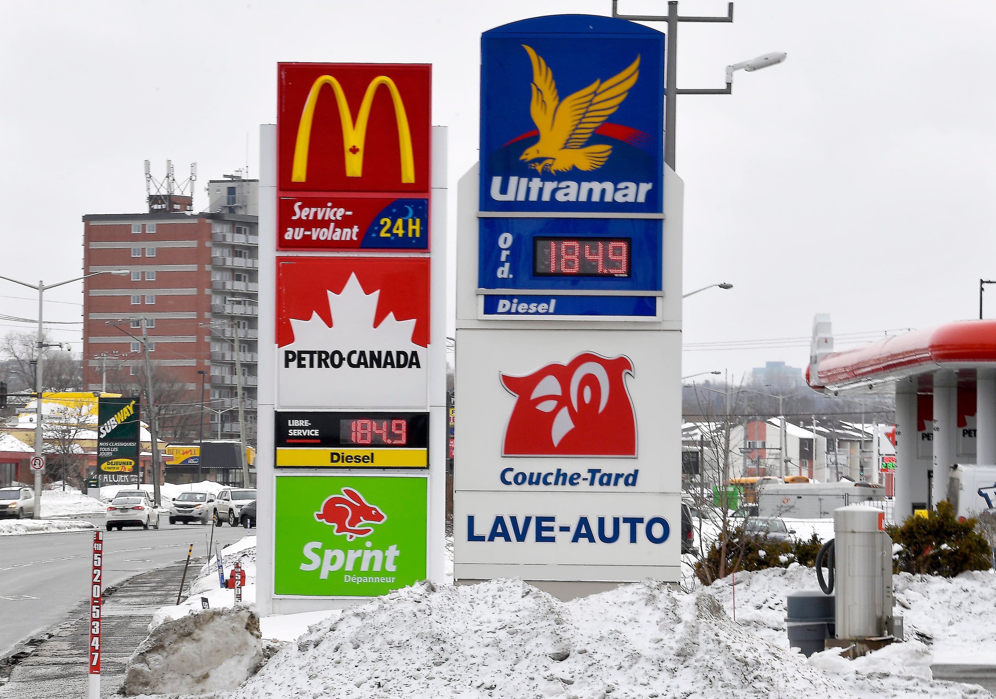 Plusieurs stations-service affichaient 1,849 $/L à Québec, vendredi, comme ces deux sur le boulevard Hamel.