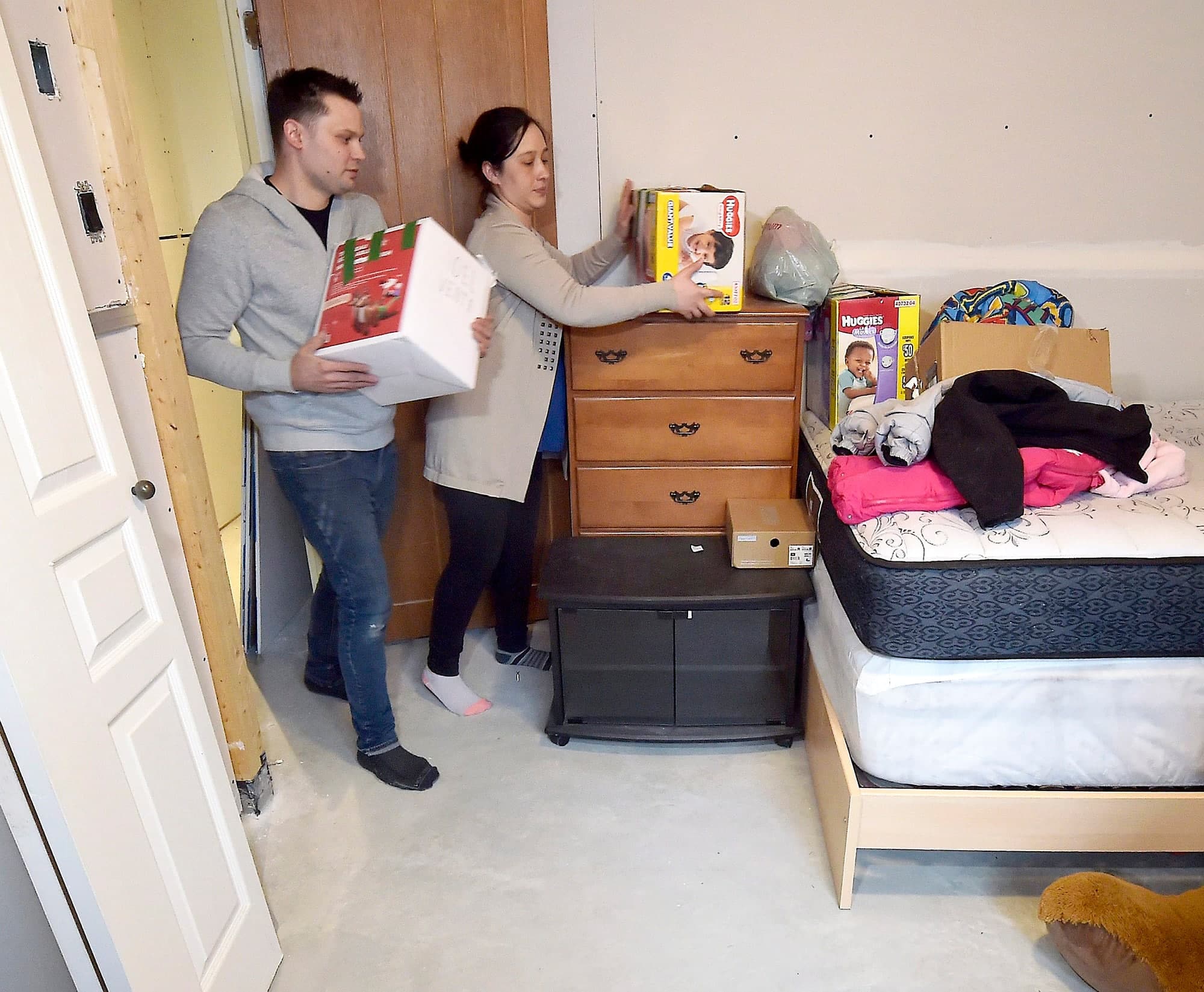 Sacha-Pierre Tournier et sa conjointe, Julie Chamand, qui ont déjà trois enfants, préparant le sous-sol de leur maison de Saint-Raymond pour l’arrivée de quatre réfugiés ukrainiens.