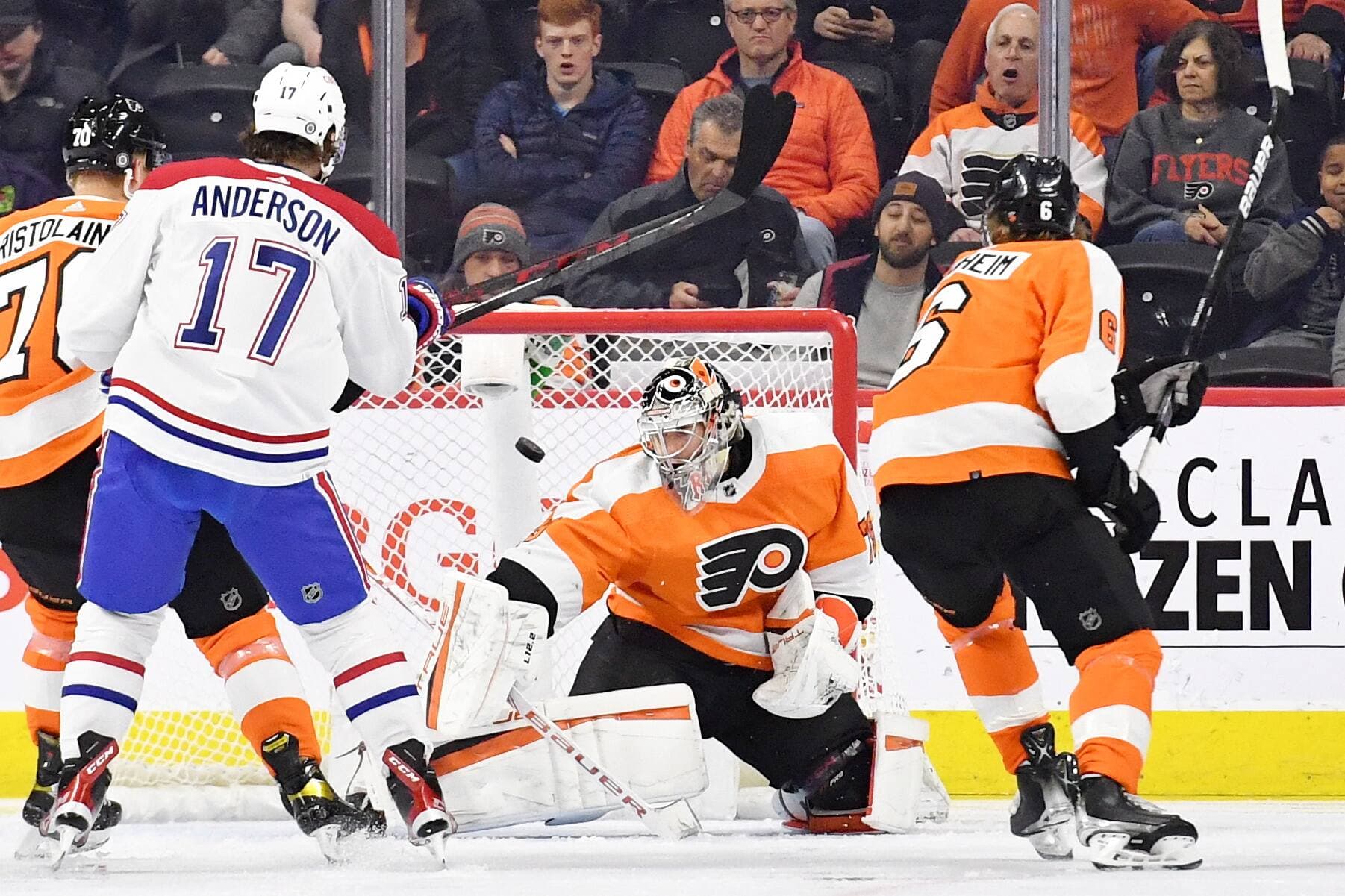 Un tir de Nick Suzuki (absent de la photo) a trompé la vigilance du gardien des Flyers Carter Hart au deuxième engagement.