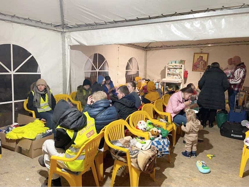 Il se promène d’un camp de réfugiés à l’autre afin d’offrir son aide.