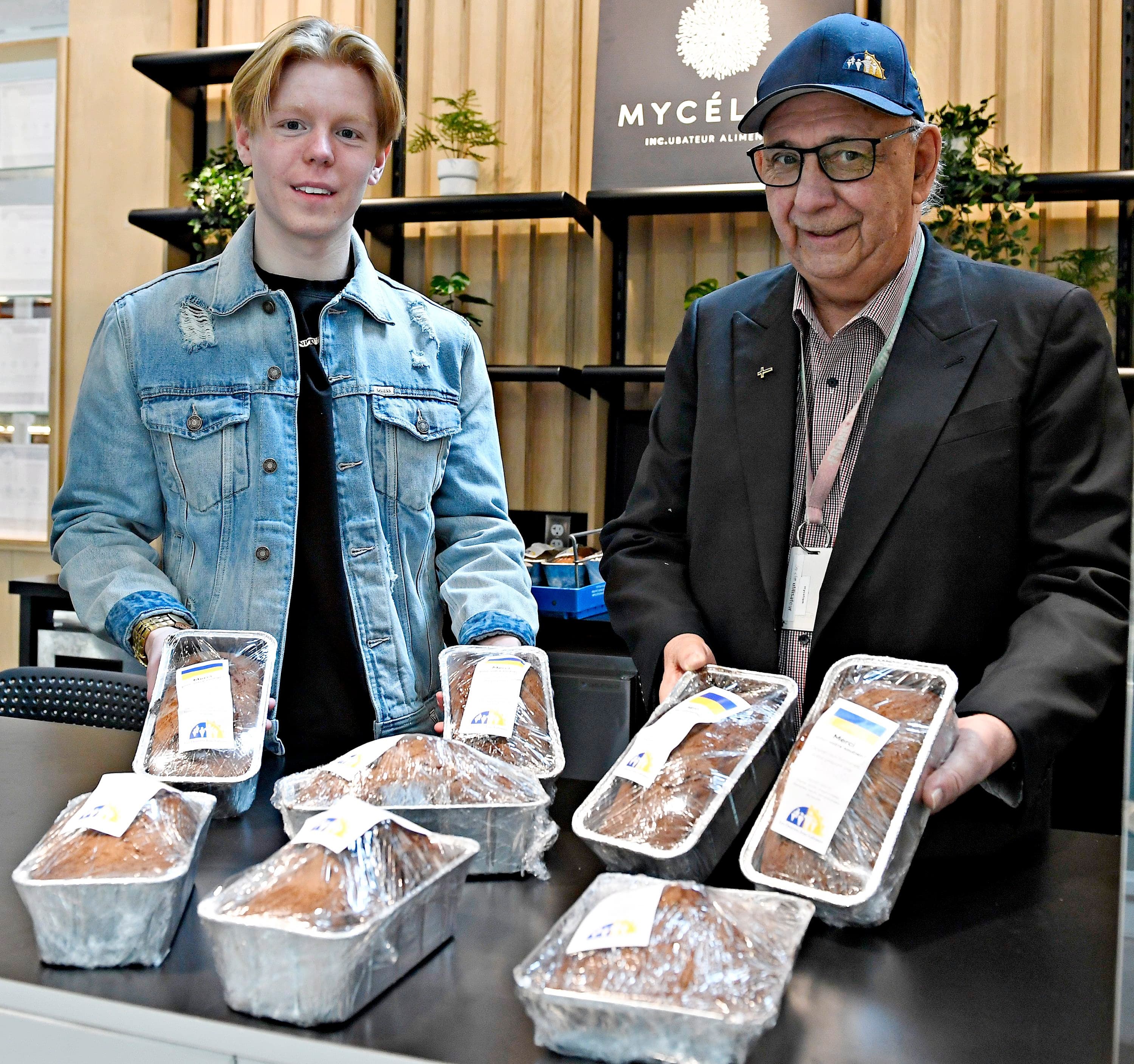 Samuel Blanchet, 18 ans, s’est retroussé les manches pour concocter 500 pains aux bananes en collaboration avec les jeunes de la Maison Jean Lafrance au Grand Marché de Québec, hier. Ils seront vendus pour venir en aide à l’orphelinat où il habitait en Ukraine jusqu’à l’âge de 13 ans. Sur la photo, il est en compagnie de M. Lafrance, fondateur de l’œuvre de bienfaisance du même nom.