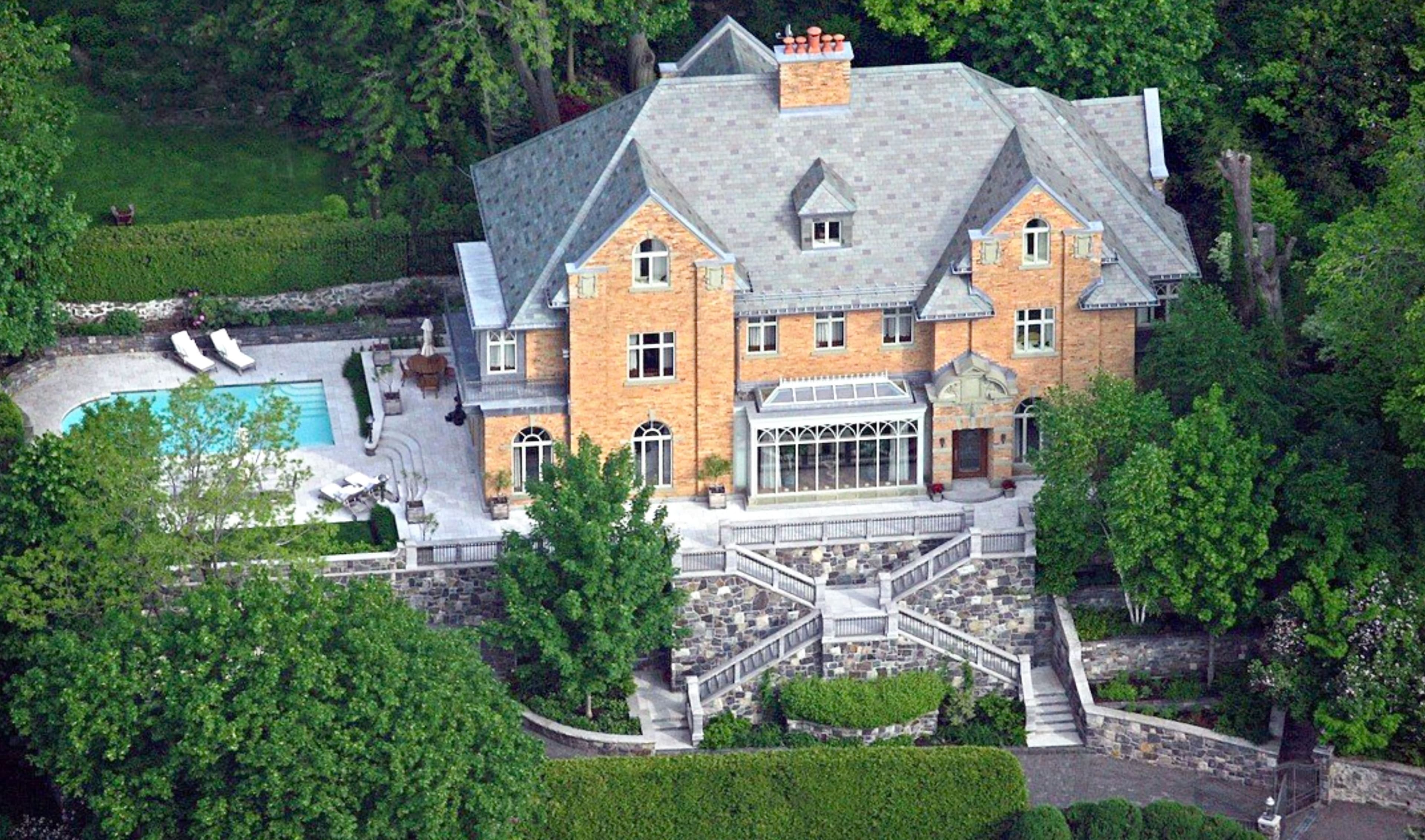 Une des nombreuses résidences de luxe de la petite municipalité de Westmount. Elle se trouve sur la place Braeside, tout comme la très sélecte école privée The Study.