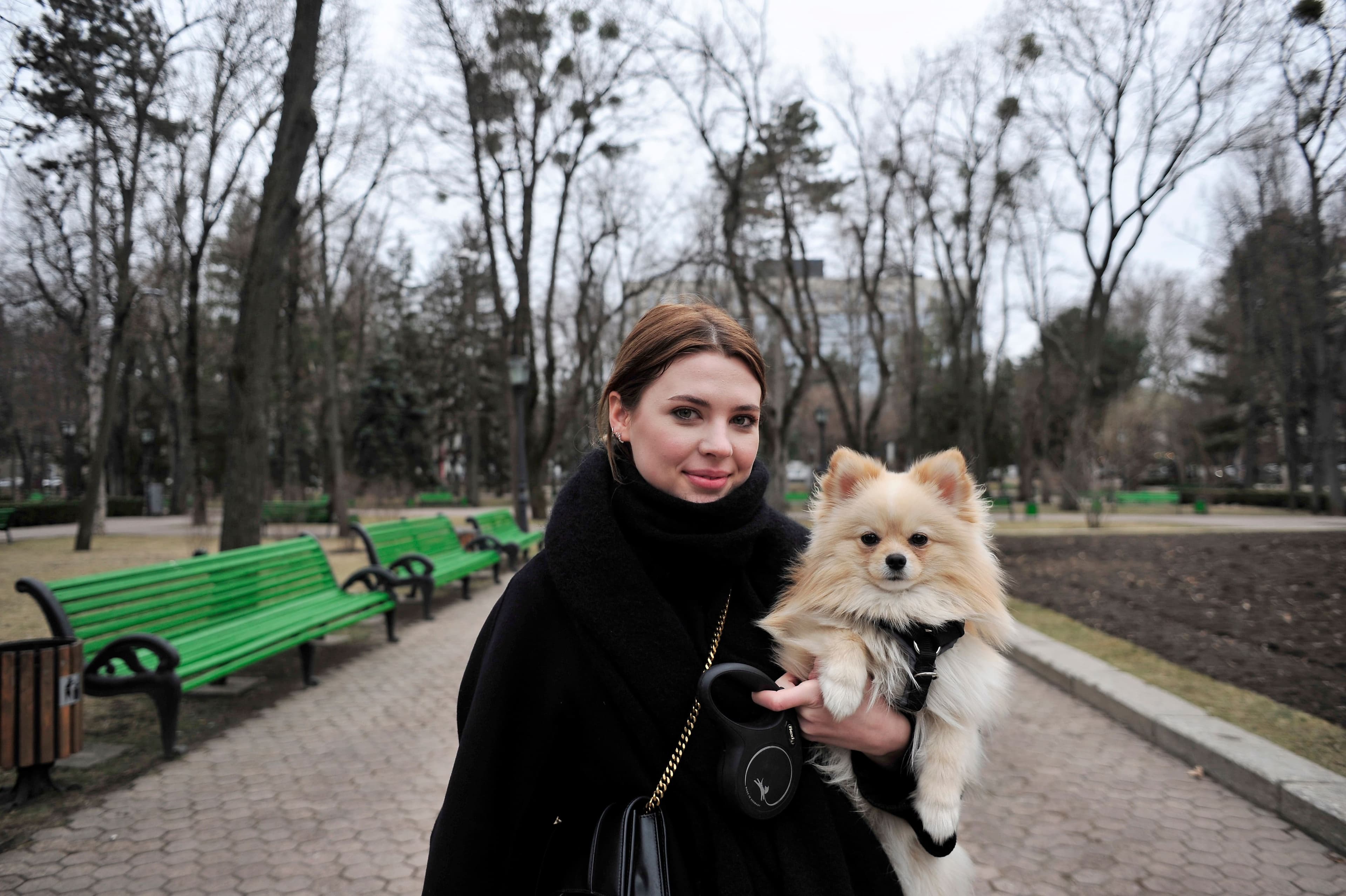 L’étudiante Mady Vikol et son chien Yuke s’apprêtent à quitter la Moldavie pour la France en raison des tensions liées à l’invasion de l’Ukraine.