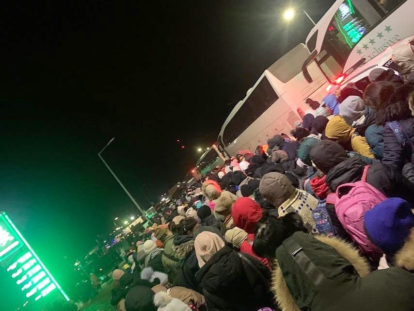 Foule monstre pour prendre un bus et fuir l’Ukraine.