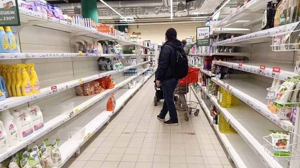 Julien a constaté qu’il est plus difficile d’obtenir des produits de nettoyage, comme le montrent ces tablettes vides qu’il a photographiées dans une épicerie de Moscou.