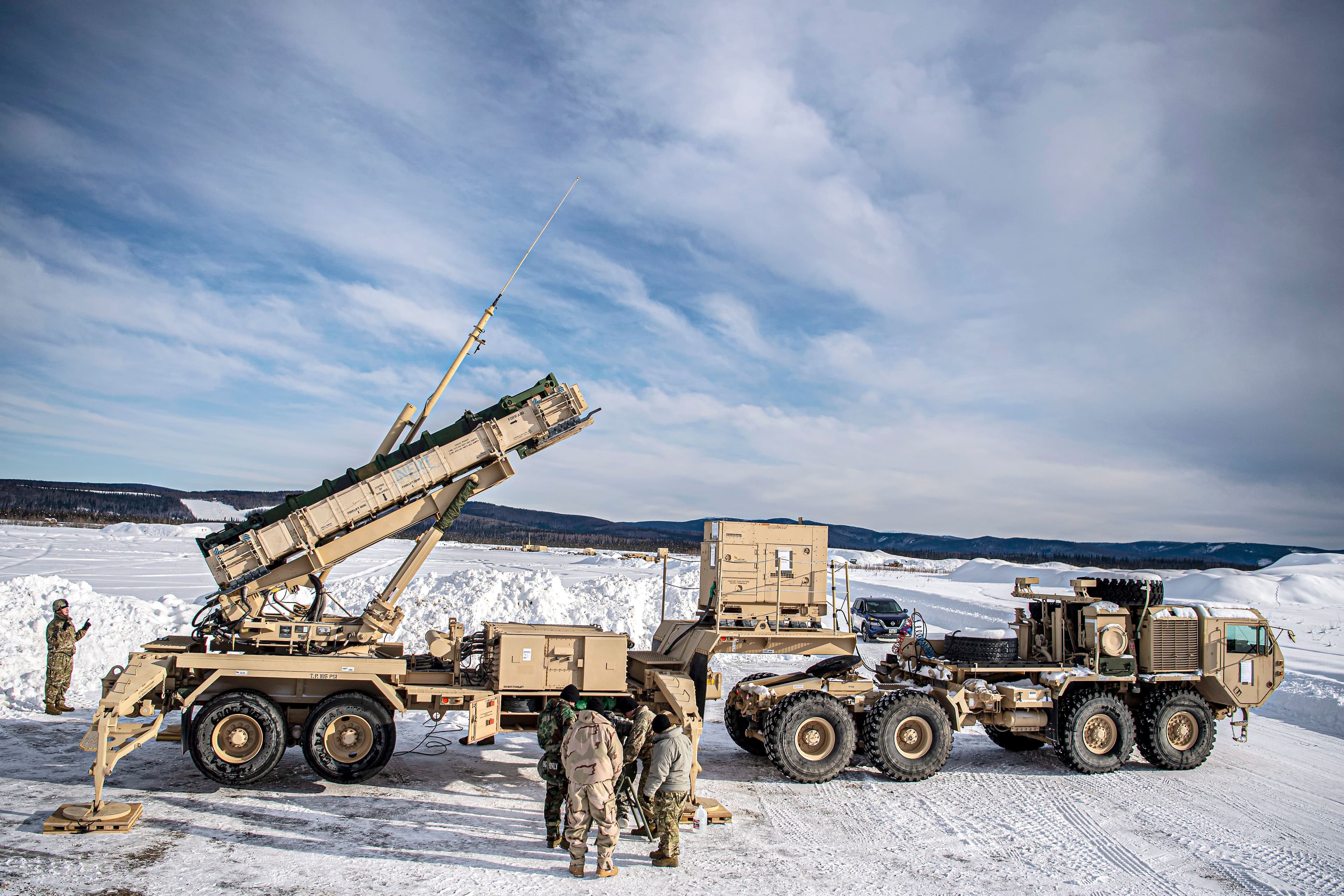 Des soldats américains installent le système de défense antiaérienne Patriot durant l’exercice Arctic Edge 2022 à la base Eielson Air Force en Alaska.