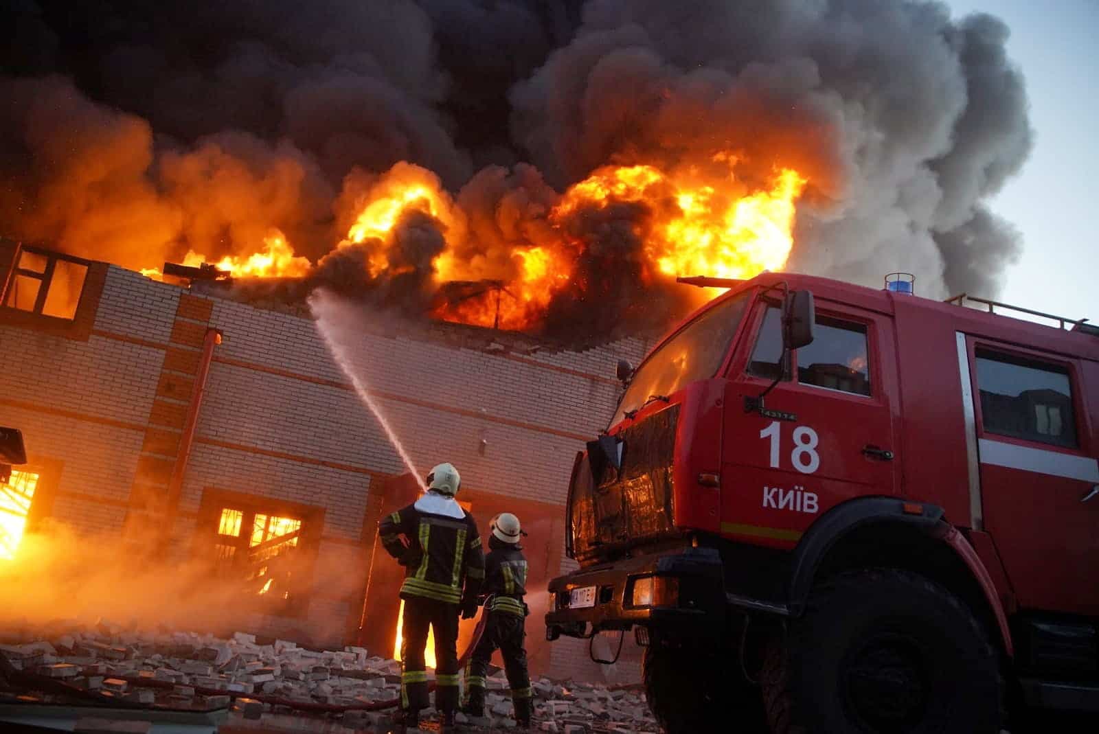 Un secteur bombardé par l’armée russe à Lviv vendredi.
