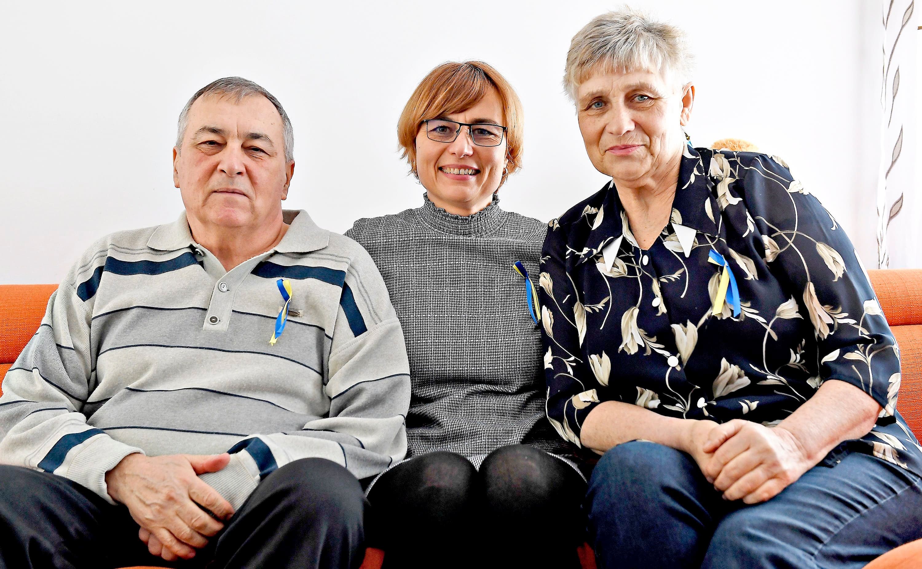 Nataliya Lityuk, entourée de son père, Viktor Tsiupa, et de sa mère, Nina. On les voit à Québec, mardi.