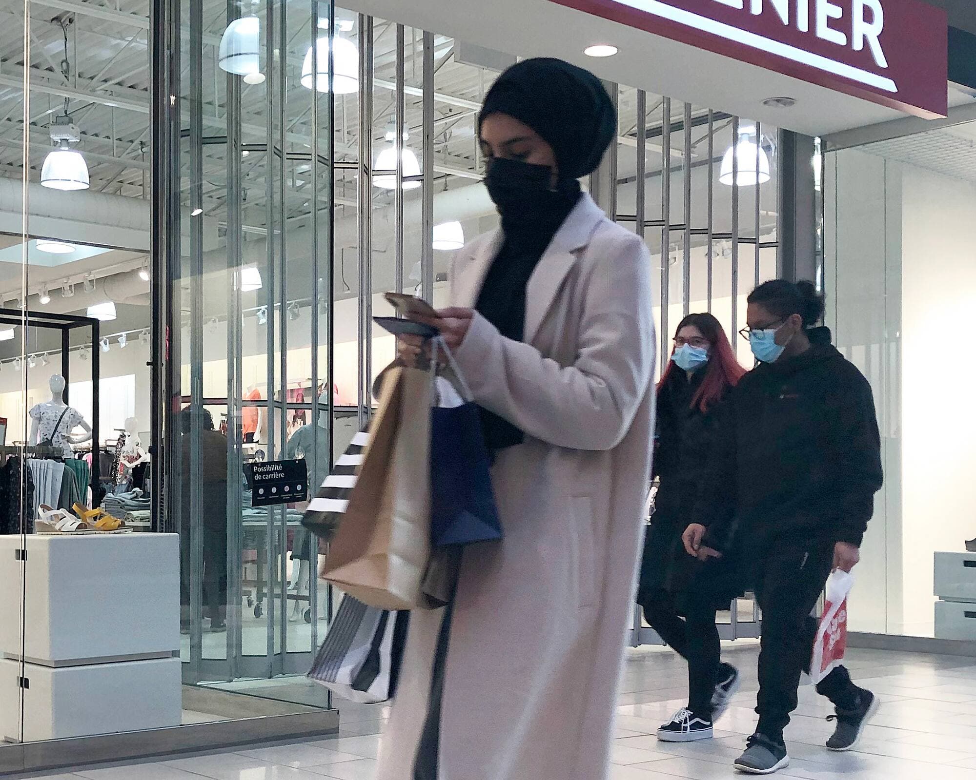 Des clients magasinaient avec un masque