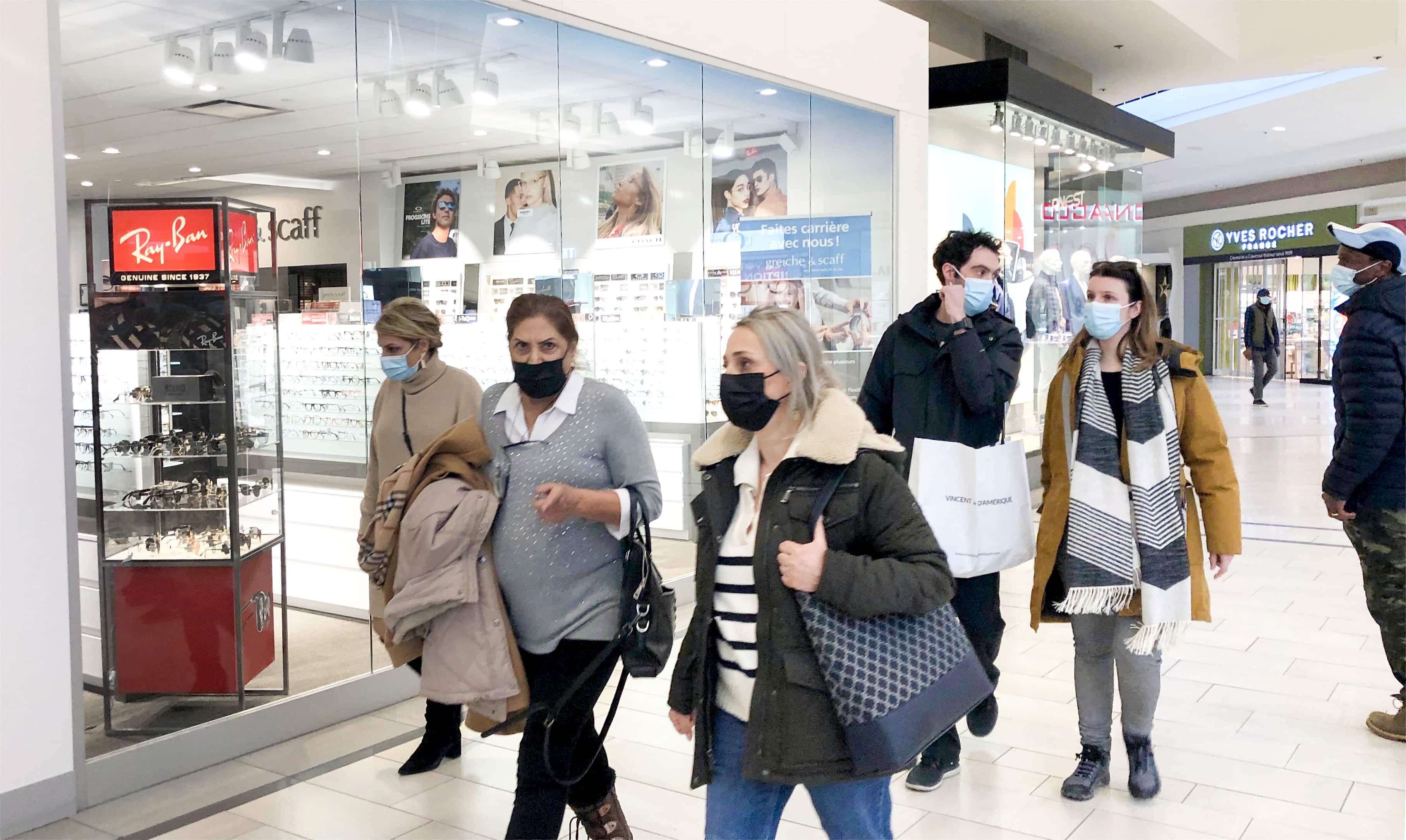 Il faudra continuer de magasiner masqué encore quelques semaines au Québec.