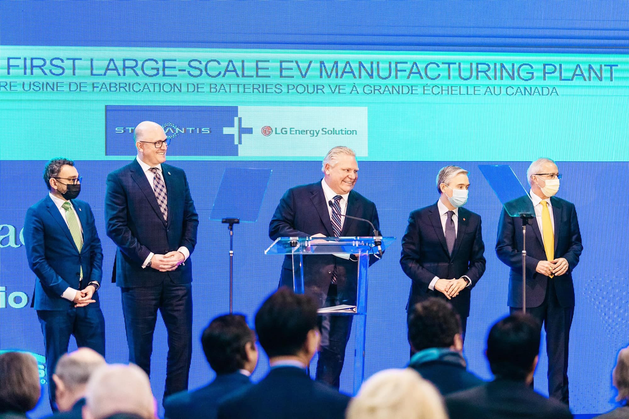 Le premier ministre de l’Ontario, Doug Ford (au lutrin), était tout sourire, mercredi, à Windsor, lors de l’annonce de la construction d’une méga-usine de batteries dans sa province.