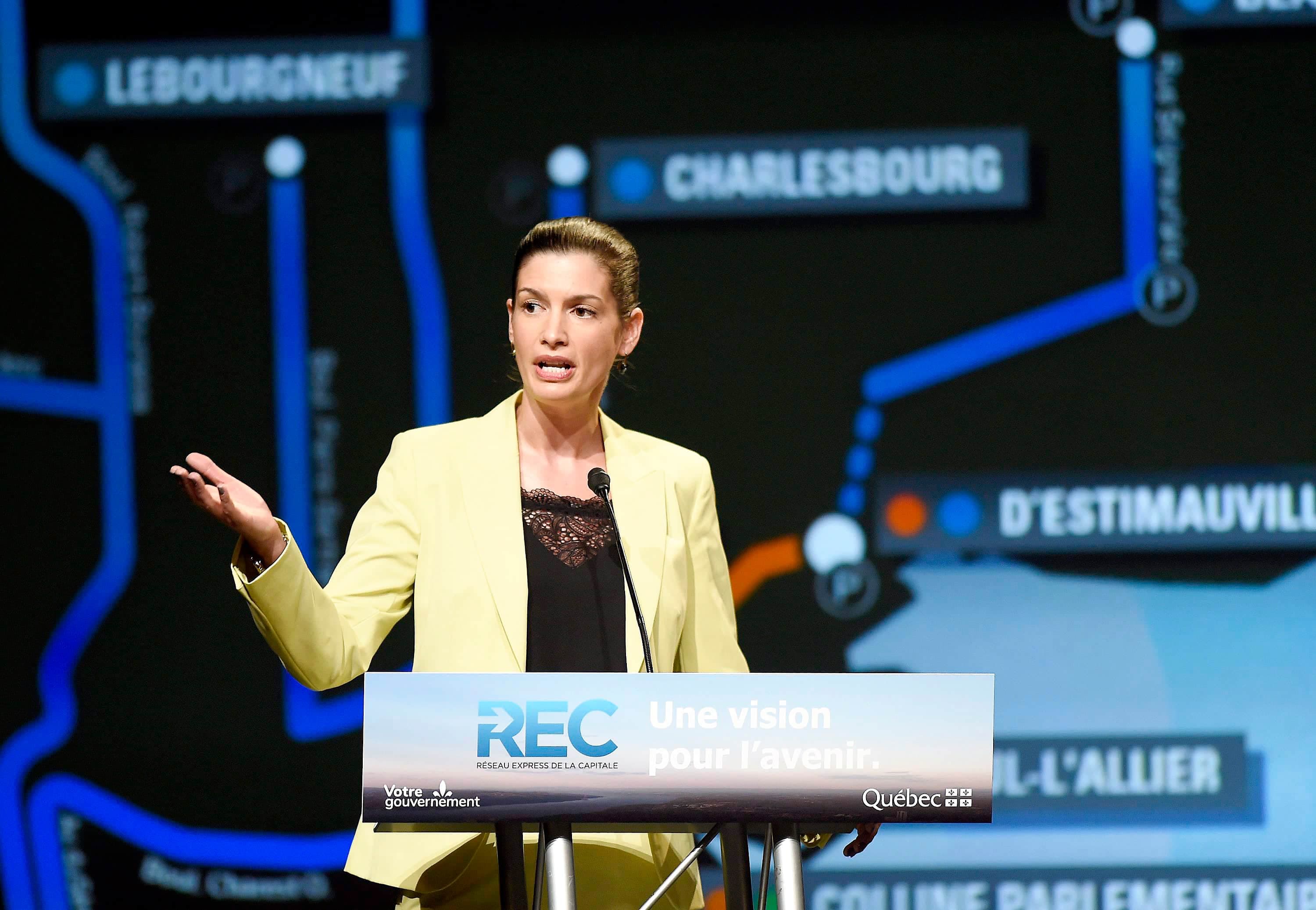 La ministre responsable de la Capitale-Nationale, Geneviève Guilbault, a affirmé sur plusieurs tribunes que les villes de banlieue allaient être lésées en raison du ralentissement de la circulation sur une portion de 500 mètres sur René-Lévesque.