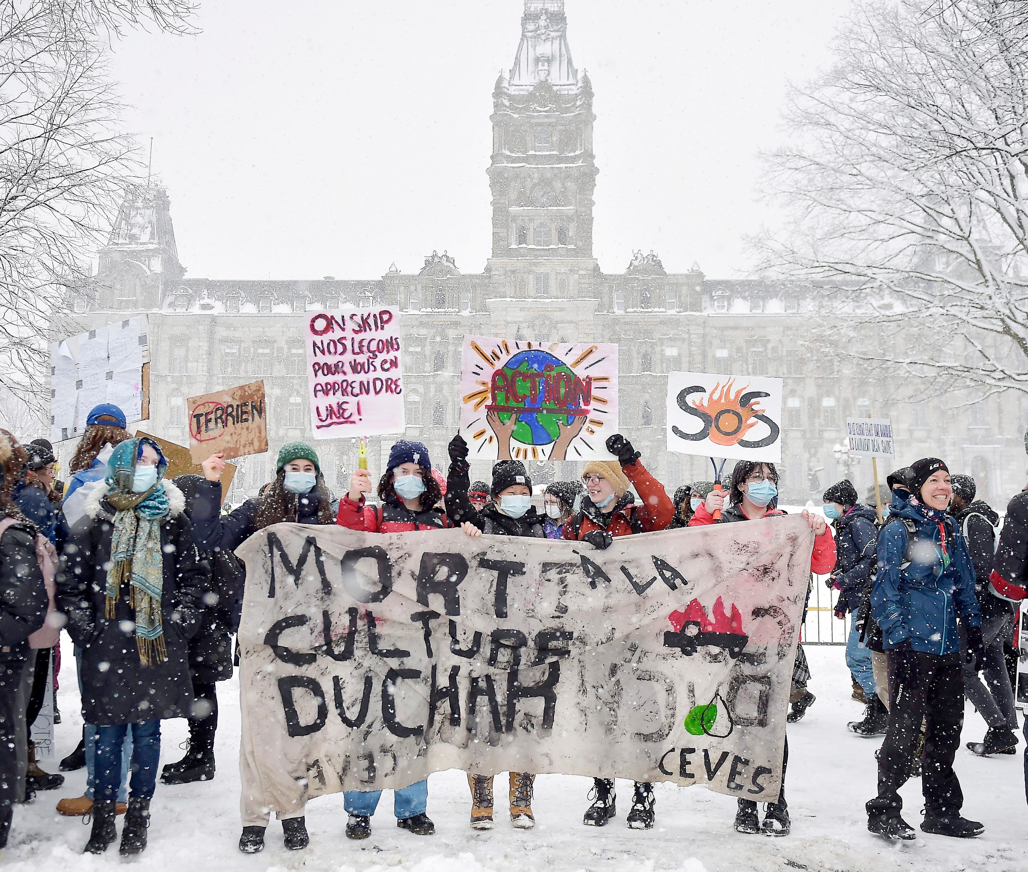 Les jeunes manifestants se sont réunis devant l’Assemblée nationale, avant de marcher dans les rues du faubourg Saint-Jean-Baptiste pour rejoindre place D’Youville.