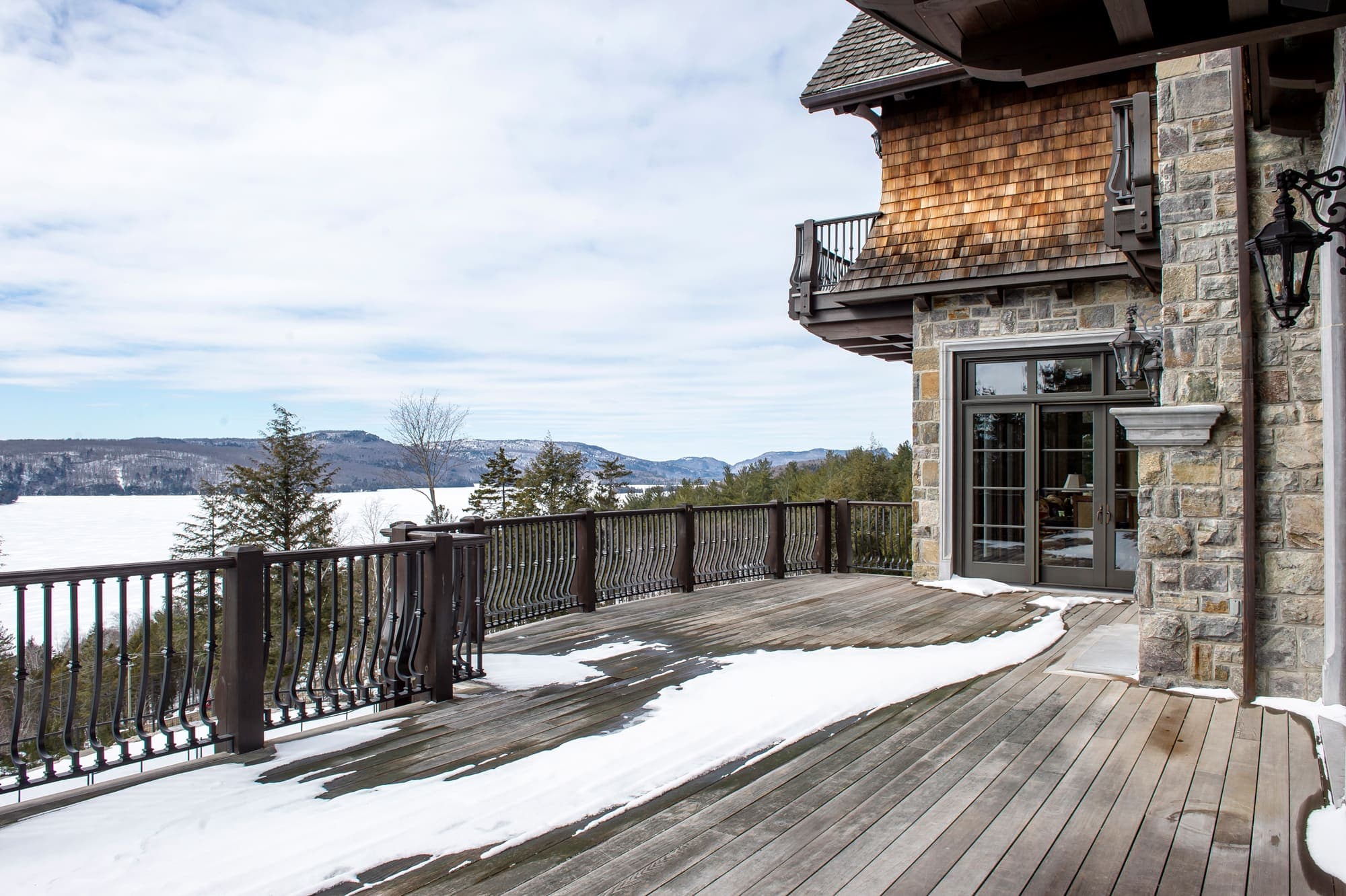 Une immense terrasse extérieure offre une vue sur le lac Tremblant.
