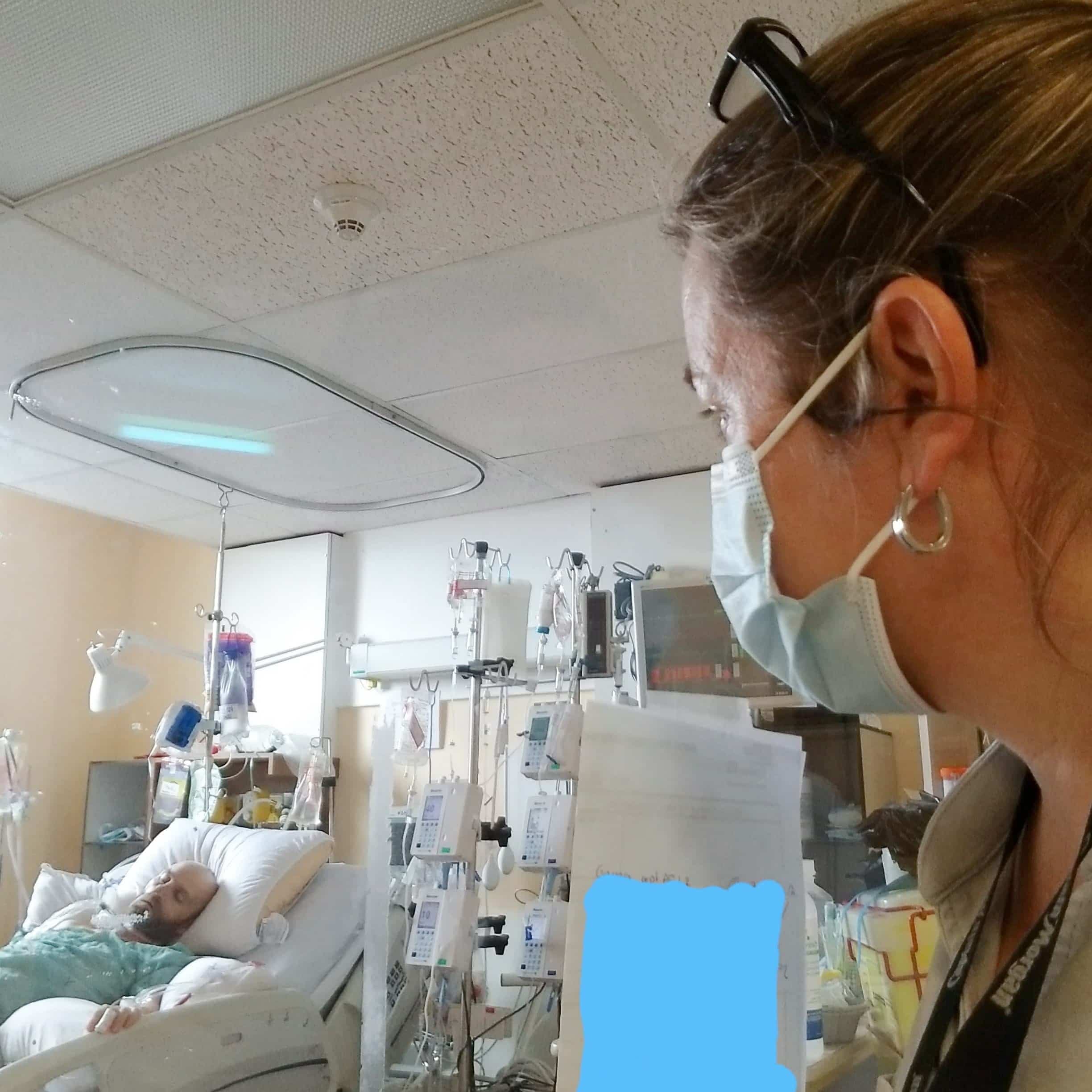Maintenant que son conjoint est sorti du coma, Mme Lebeau tente de lui parler, quand c’est possible, à l’aide d’un tableau effaçable à travers la vitre de sa chambre.