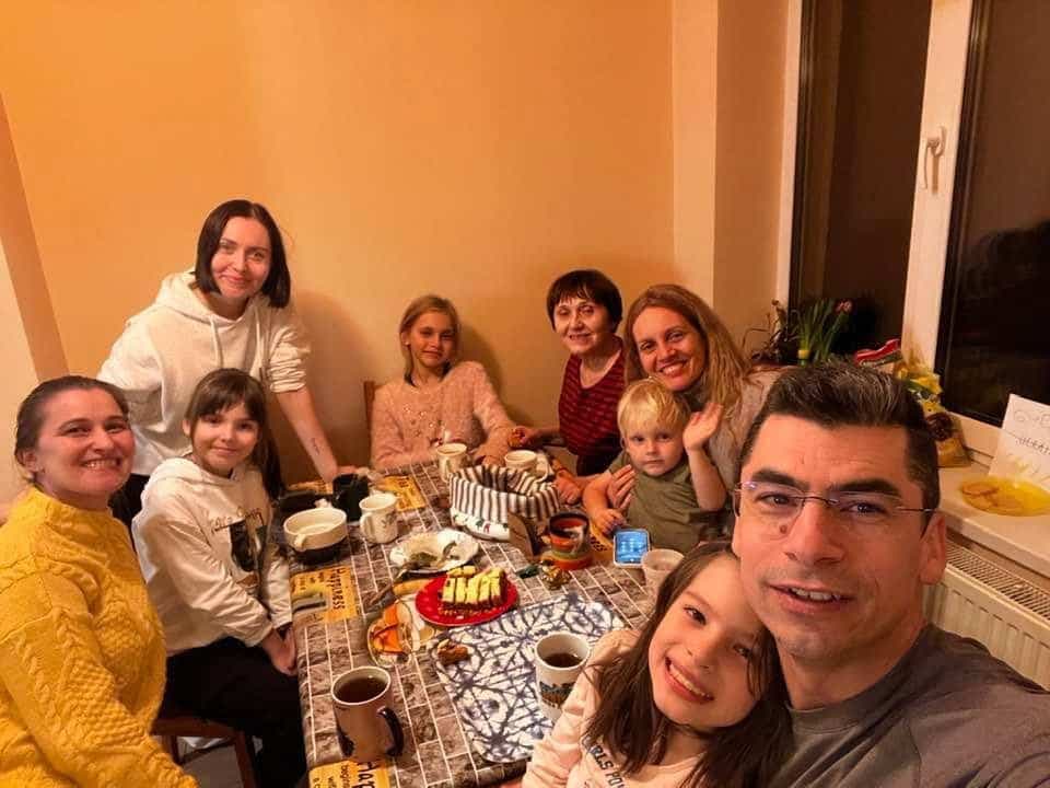 Katerina (debout), sa fille Satya (assise, portant un chandail blanc) et sa mère Natalia (chandail rouge) chez la famille de Cordis Florin (à l'avant-plan, avec les lunettes), un Roumain qui a accepté de les héberger durant un mois comme elles fuyaient l'Ukraine.