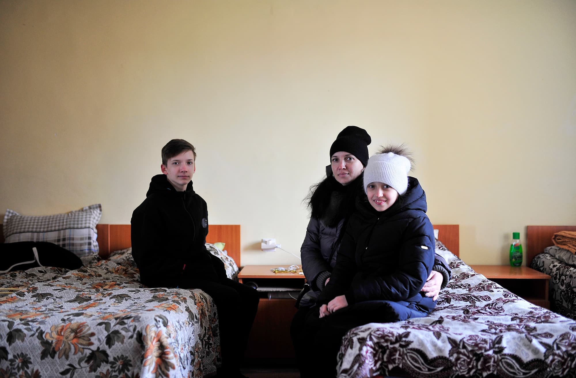 Aliana et ses deux enfants, Dmitri et Irina, partagent leur chambre avec deux autres familles ukrainiennes.
