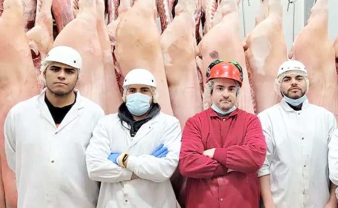 Le propriétaire d’un abattoir de L’Assomption, Dany Zampini (en rouge), et ses travailleurs mexicains veulent continuer de travailler ensemble dans la PME de L’Épiphanie.
