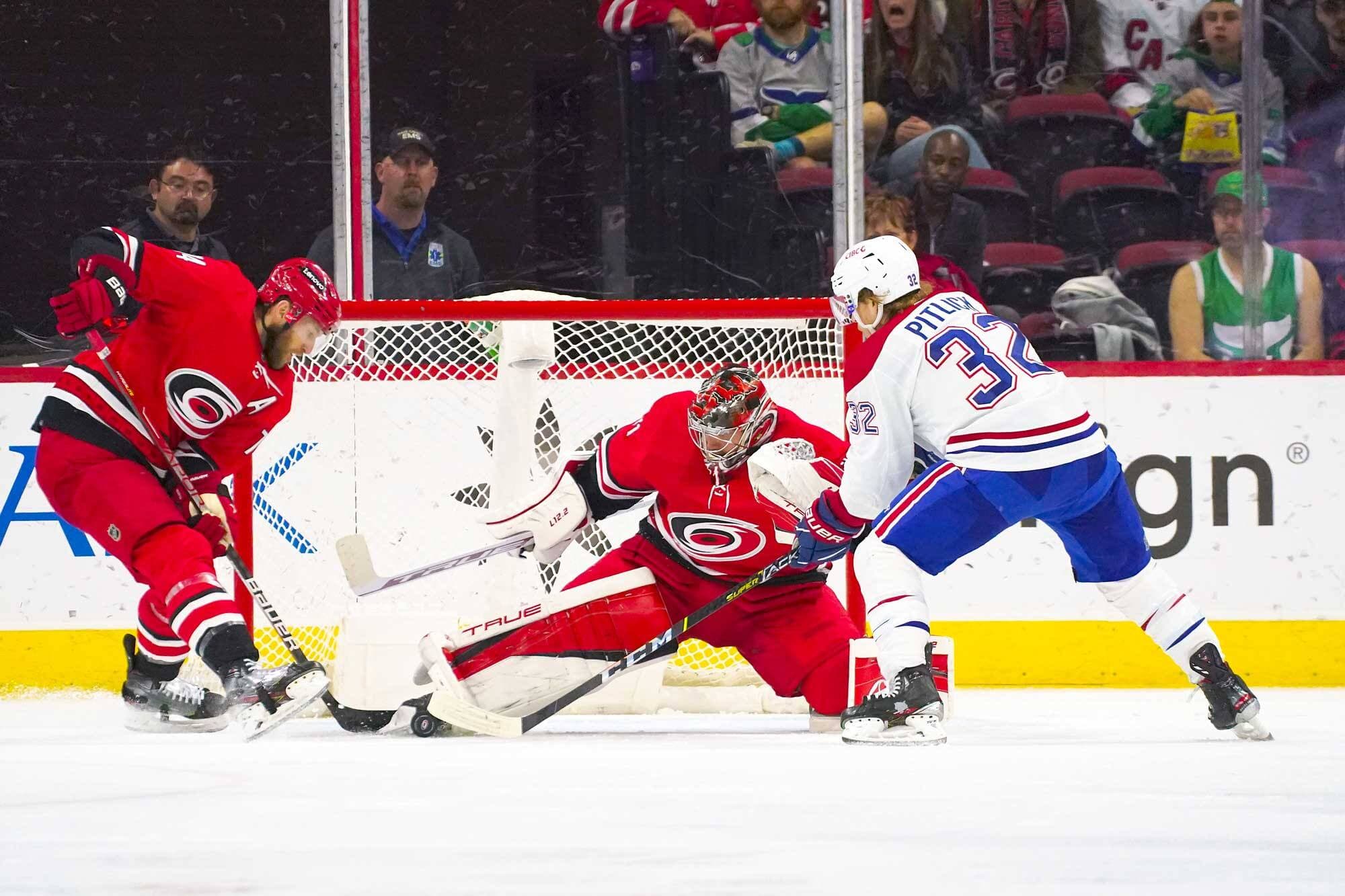 Rem Pitlick a frappé à la porte mais le gardien des Hurricanes Frederik Andersen a étiré la jambe pour le priver d’un but.
