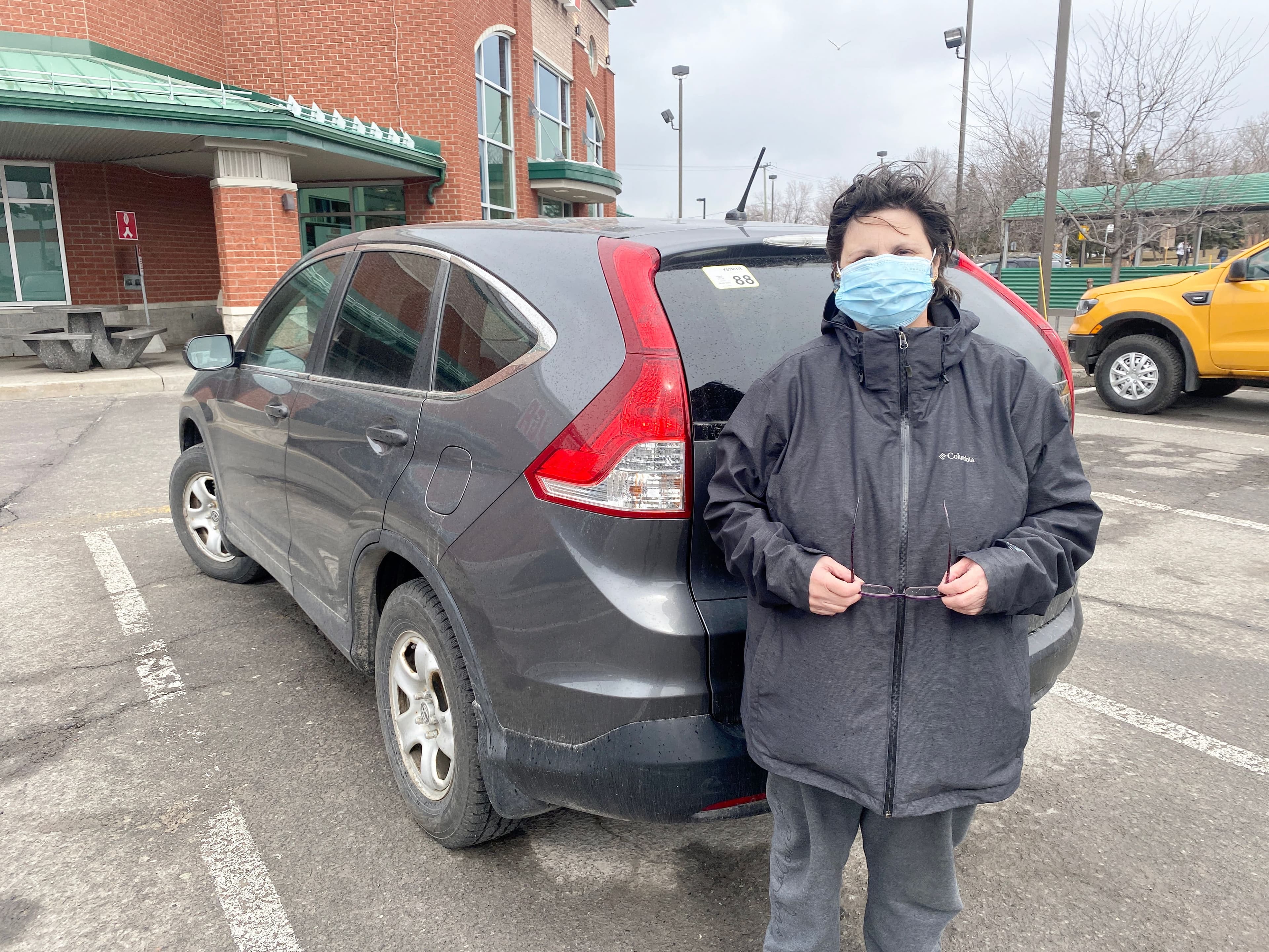 Lise Vézina, 60 ans, se dit à risque face à la COVID, mais croit tout de même que le masque devrait devenir un choix personnel.