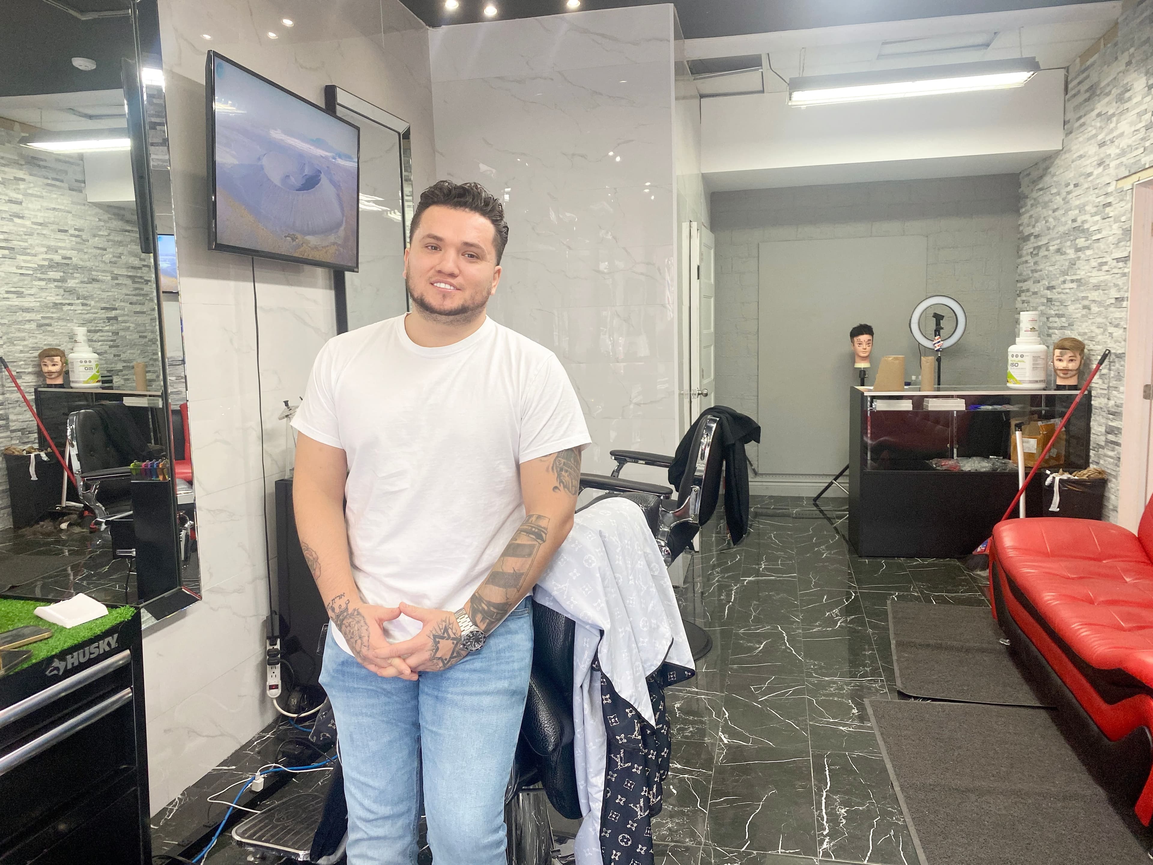 Andres Bovillier, propriétaire du barbier All Star plaide plutôt pour qu’on lève l’obligation de porter le masque.