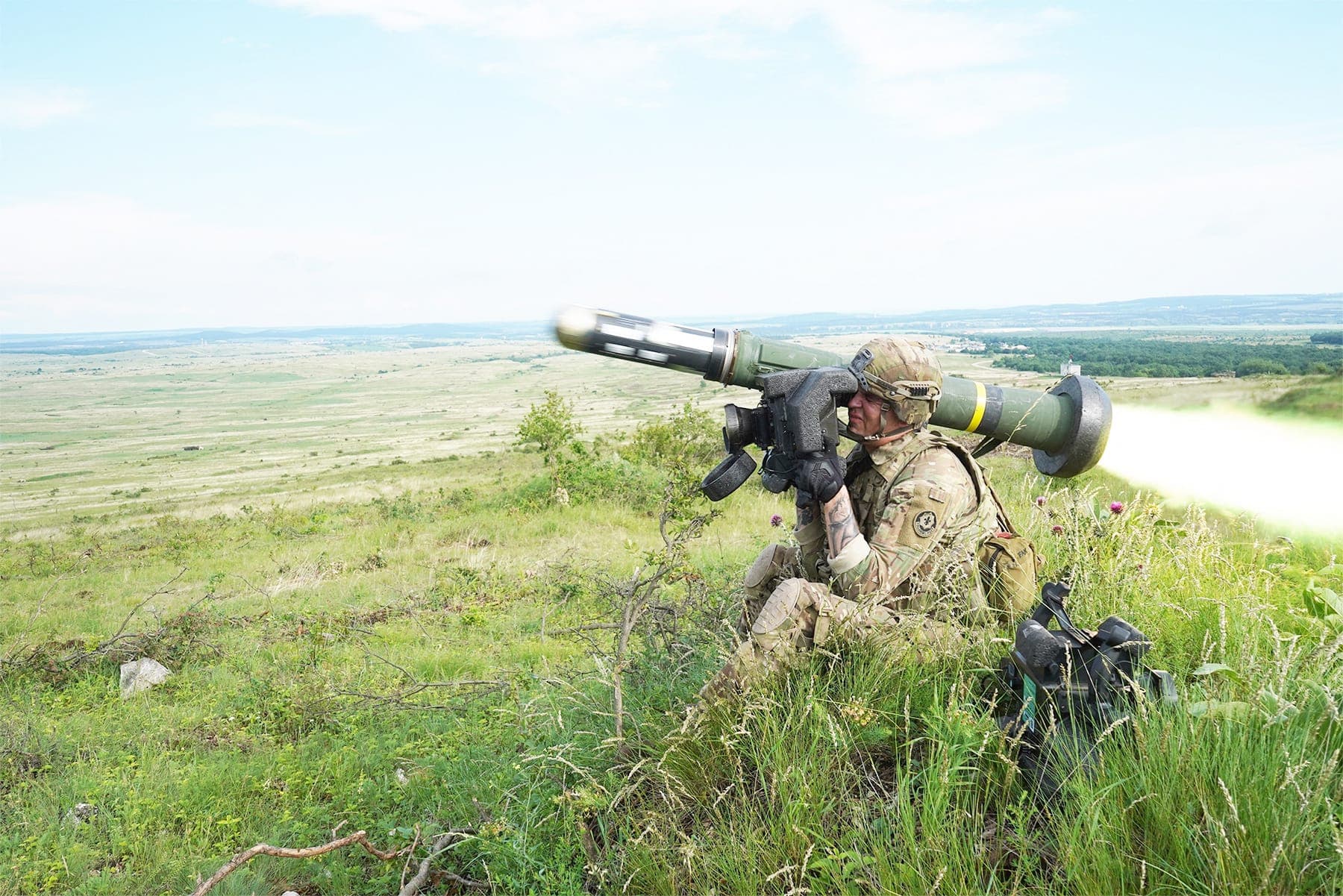 En Ukraine, les missiles Javelin, comme celui tenu par ce soldat américain lors d’une démonstration, ont fait des ravages sur les tanks et blindés russes.