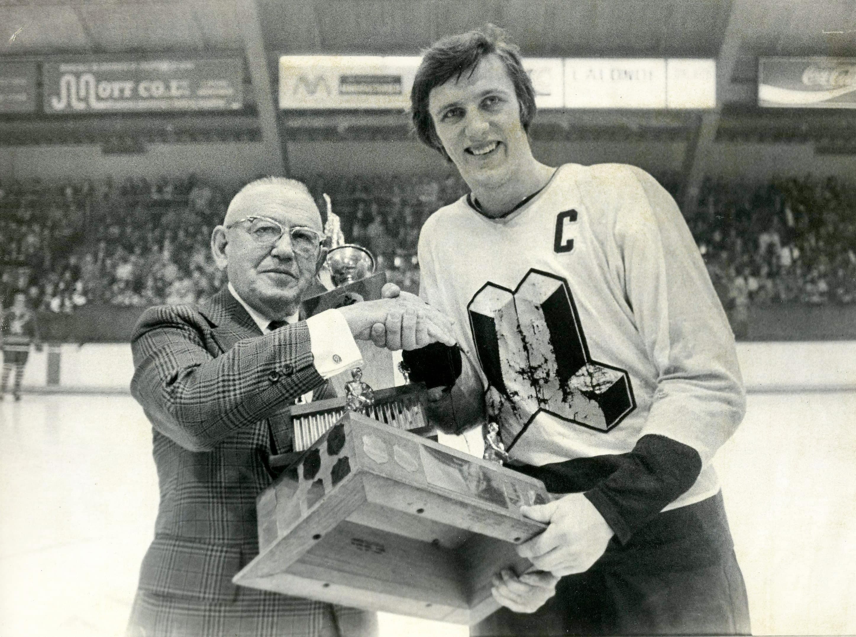 L’ancien directeur général du Canadien Frank Selke présente à Mike Bossy le trophée portant son nom remis annuellement au joueur de la LHJMQ affichant le meilleur esprit sportif.