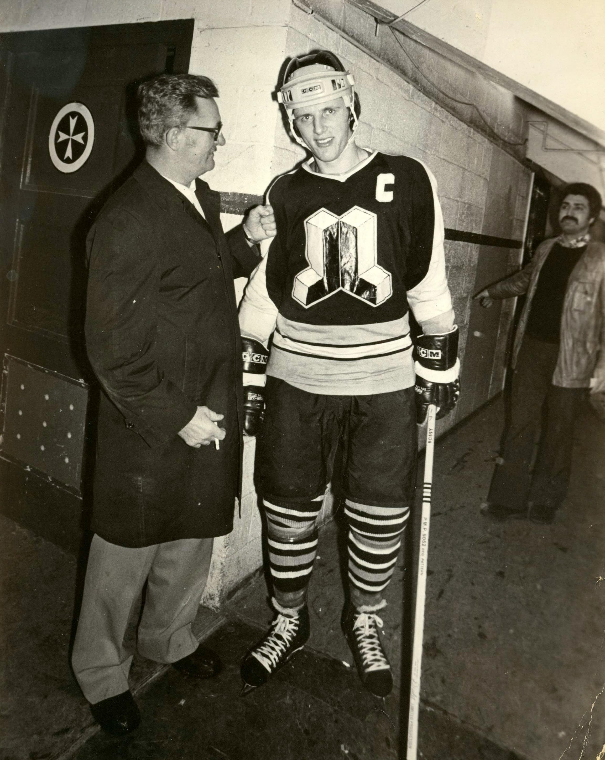 Mike Bossy en compagnie de son père Borden, emporté lui aussi par le cancer à l’âge de 60 ans, en mai 1981. À l’arrière-plan, Dominic Perrazino, le célèbre barbier des sportifs qui s’occupait des relations avec les médias pour le National.