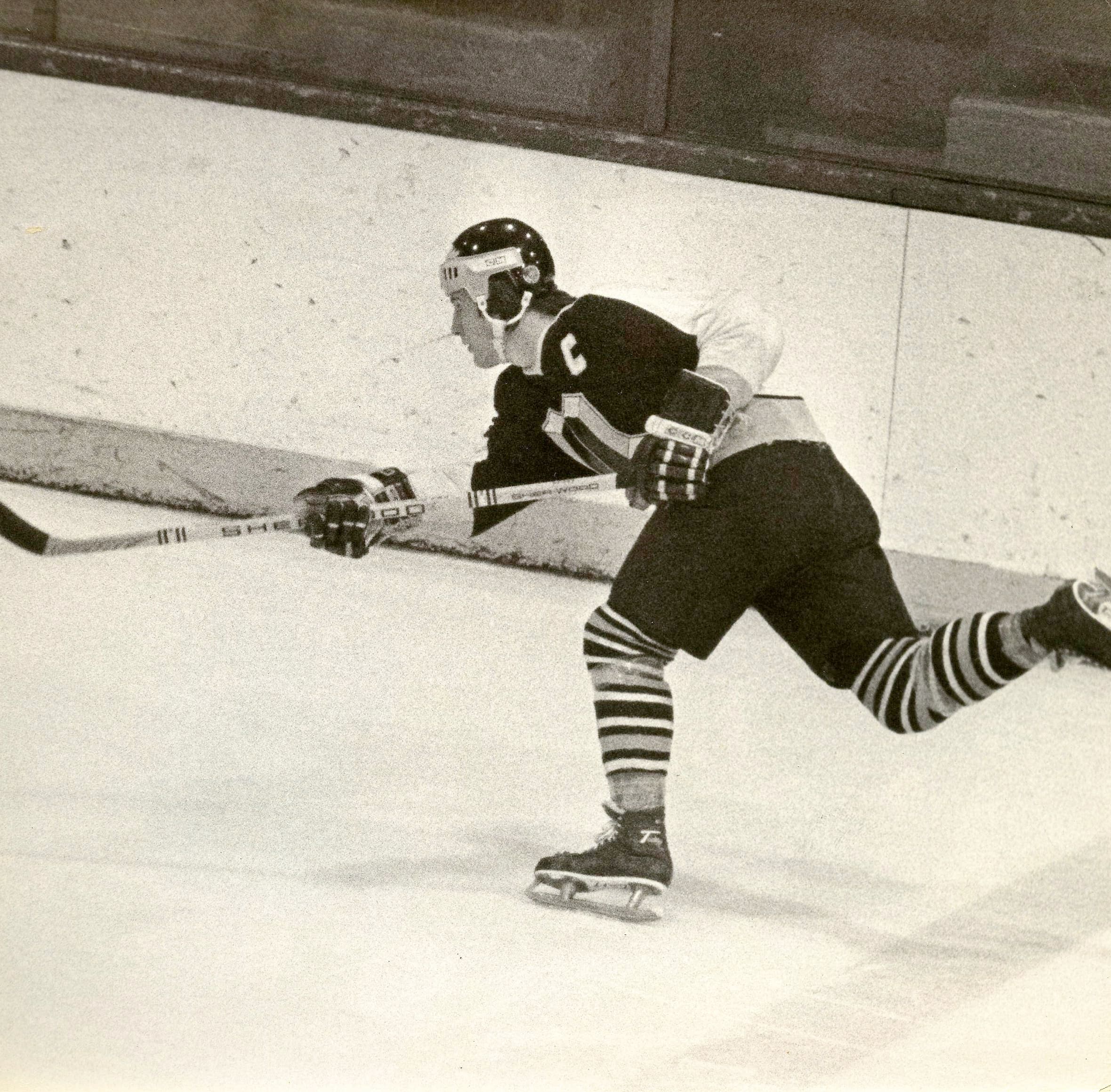 À sa dernière saison junior, Mike Bossy est capitaine du National de Laval. Il inscrit 75 buts et totalise 126 points en 61 matchs.