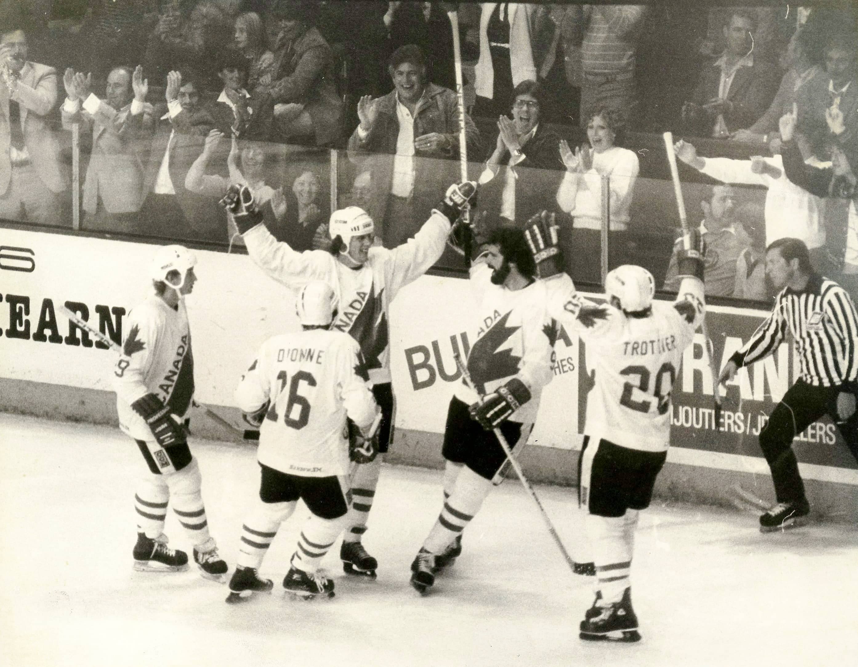 Mike Bossy est félicité par Clark Gillies et Bryan Trottier, ses compagnons de trio avec les Islanders, ainsi que par Marcel Dionne et Wayne Gretzky, après avoir marqué un autre but lors d’un match du tournoi de la Coupe Canada en 1981.