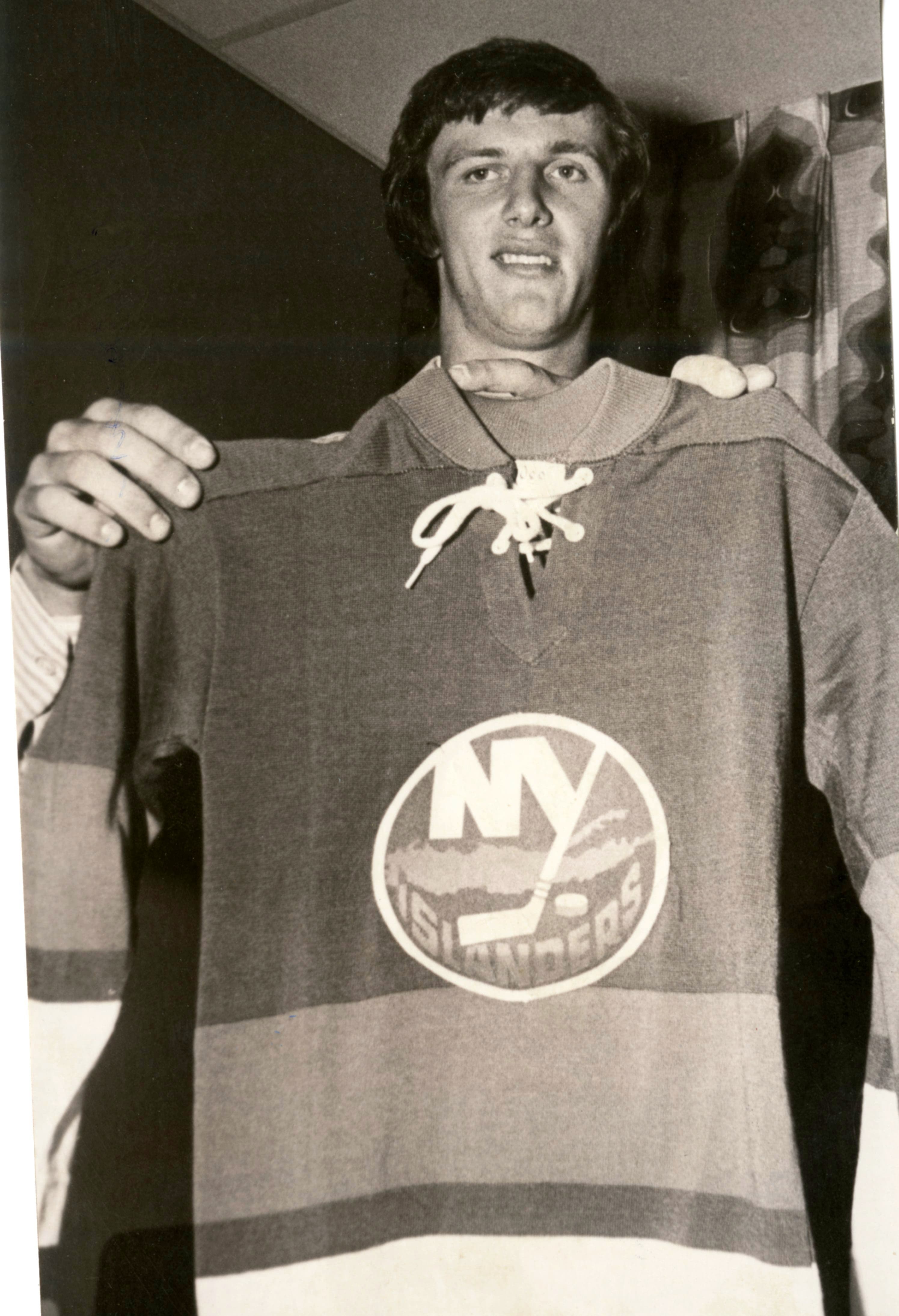 La Ligue nationale de hockey ne présentait pas ses séances de repêchage devant public lorsque Bossy a été repêché, en 1977. Un photographe du Journal était allé à sa rencontre, muni d’un chandail des Islanders de New York.
