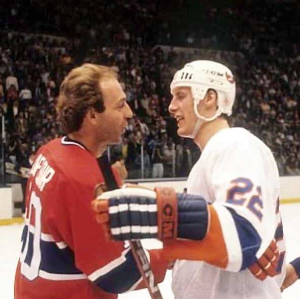 Guy Lafleur et Mike Bossy se serrent la main à la conclusion de la finale de l’Association Prince-de-Galles remportée en six parties par les Islanders aux dépens du Tricolore en 1984.