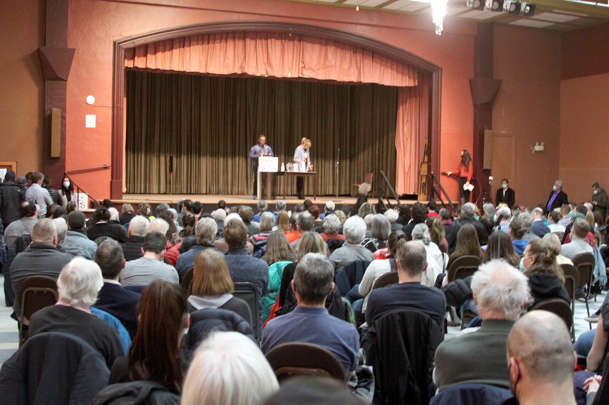 Quelque 500 personnes en faveur du projet de tramway se sont rassemblées mardi soir dans une salle à Québec.