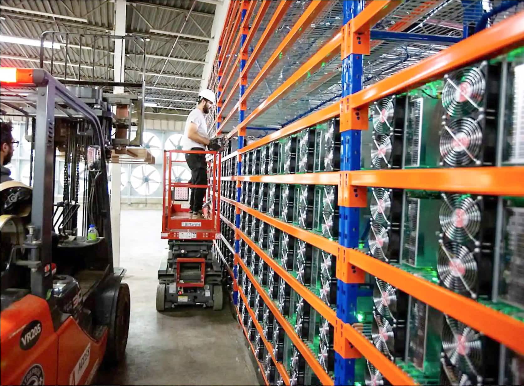 Un employé procède à l’installation d’ordinateurs spécialisés dans le minage de bitcoins aux installations de Bitfarms à Sherbrooke, l’un des cinq centres de l’entreprise au Québec.