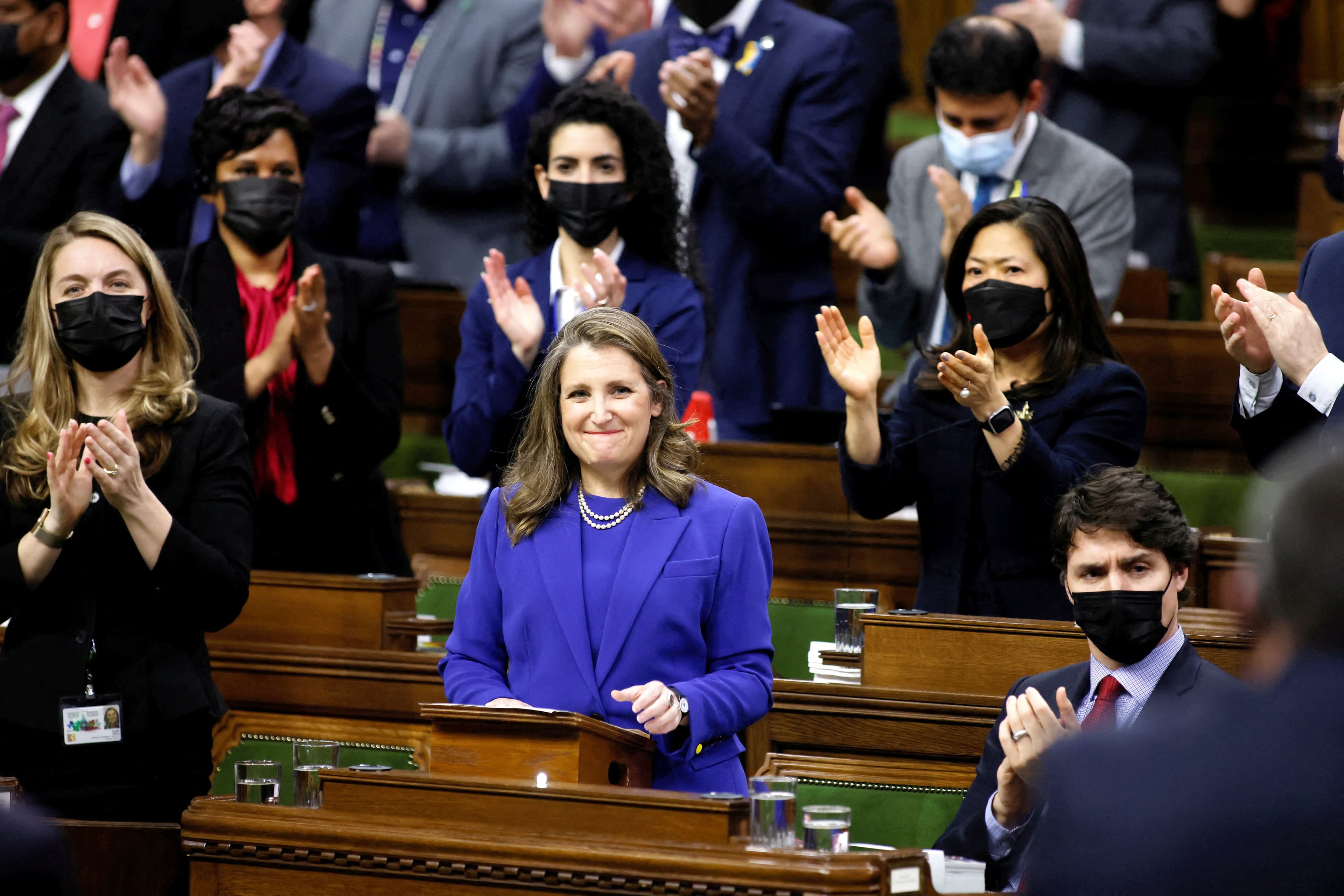 La ministre fédérale des Finances, Chrystia Freeland, a été chaudement applaudie par les libéraux lors du dépôt de son budget, jeudi à Ottawa, sous le regard songeur de Justin Trudeau.