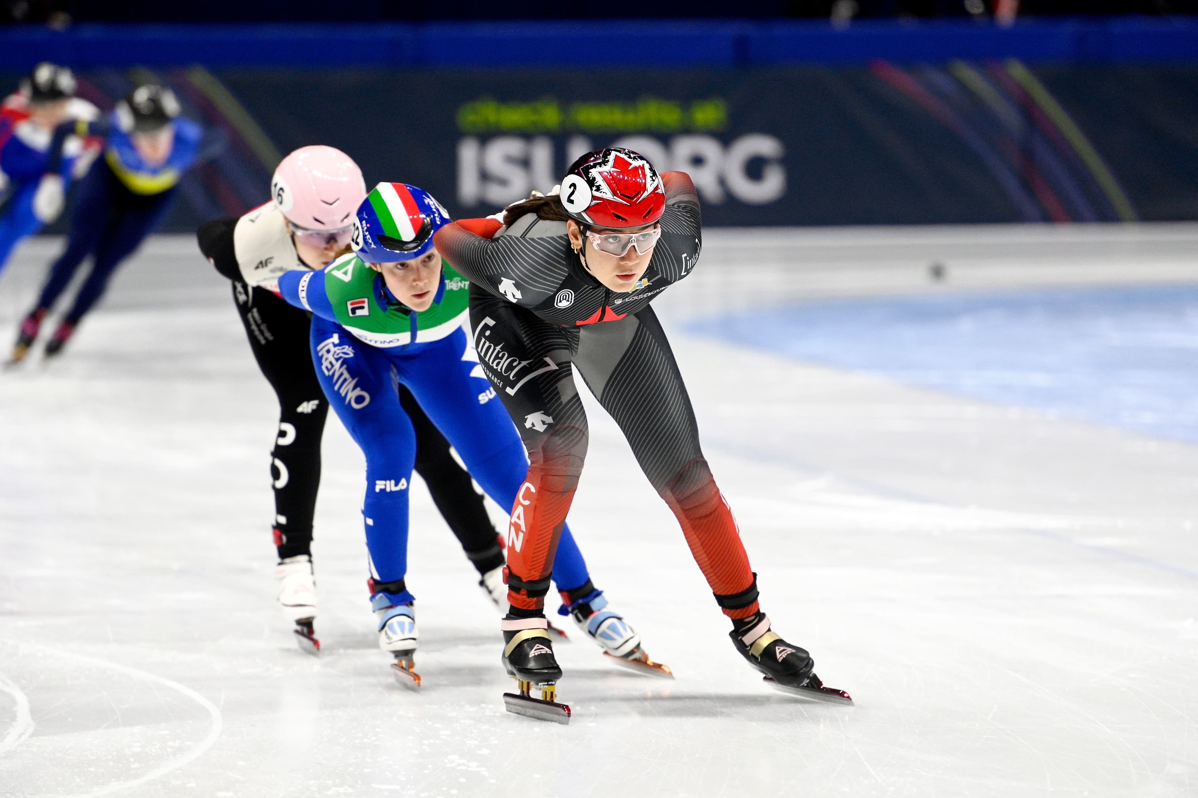 Courtney Sarault (à l’avant) a connu une bonne journée au boulot, vendredi, à l’aréna Maurice-Richard, à Montréal.