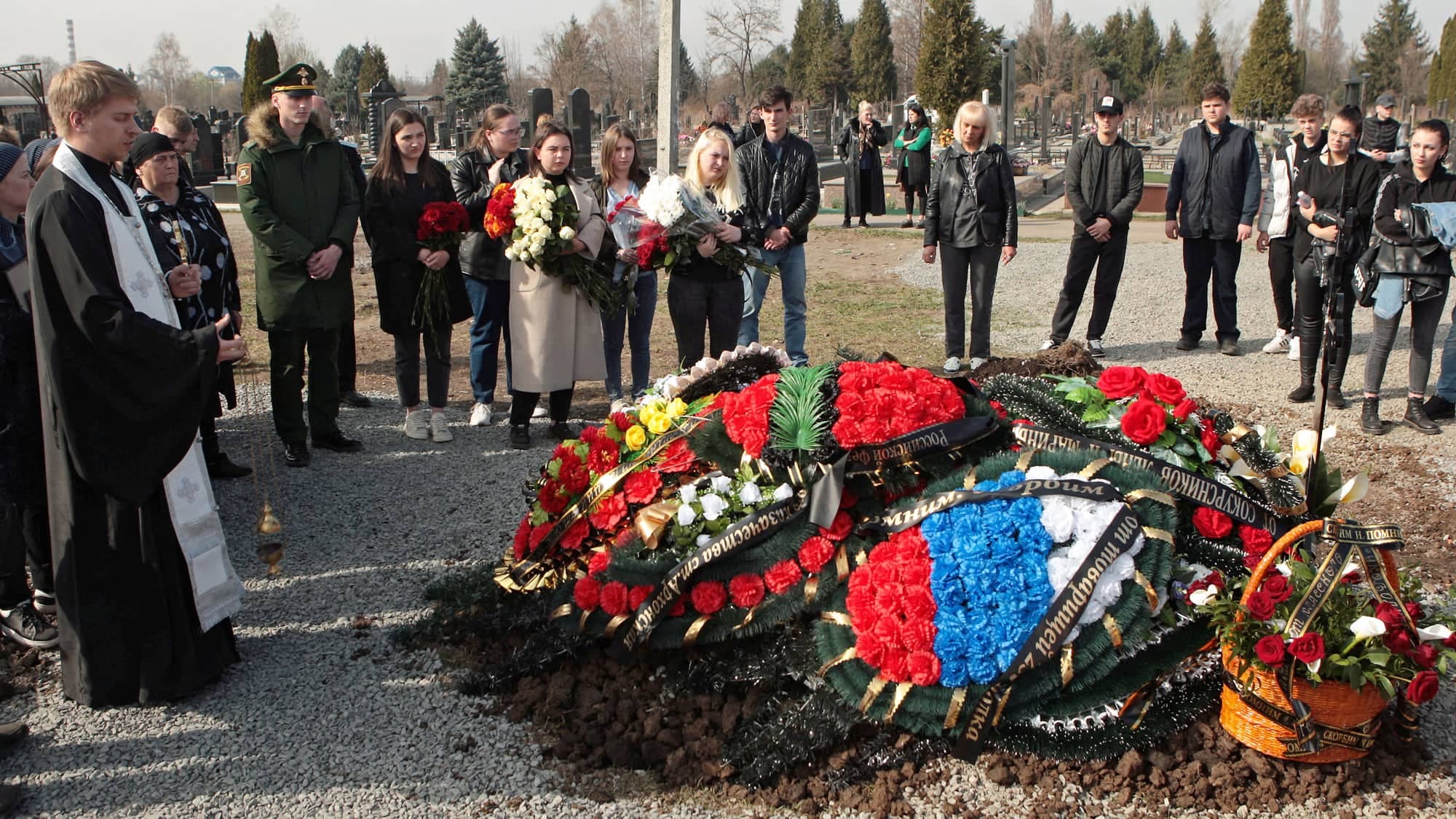 Un prêtre orthodoxe célèbre les funérailles d’un soldat russe mort en Ukraine, vendredi, à Vladikavkaz, en Russie.