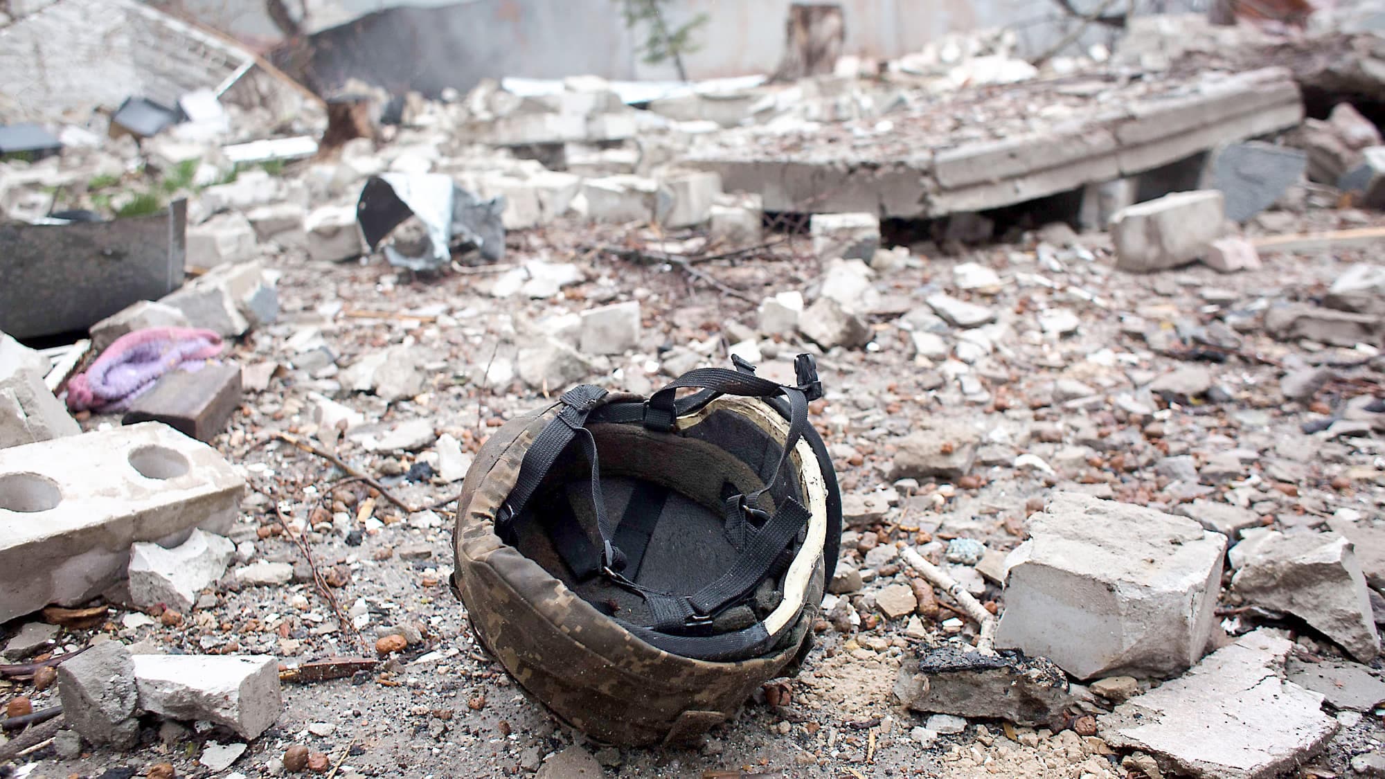Un casque militaire ukrainien taché de sang, dans des ruines à Tchernihiv.