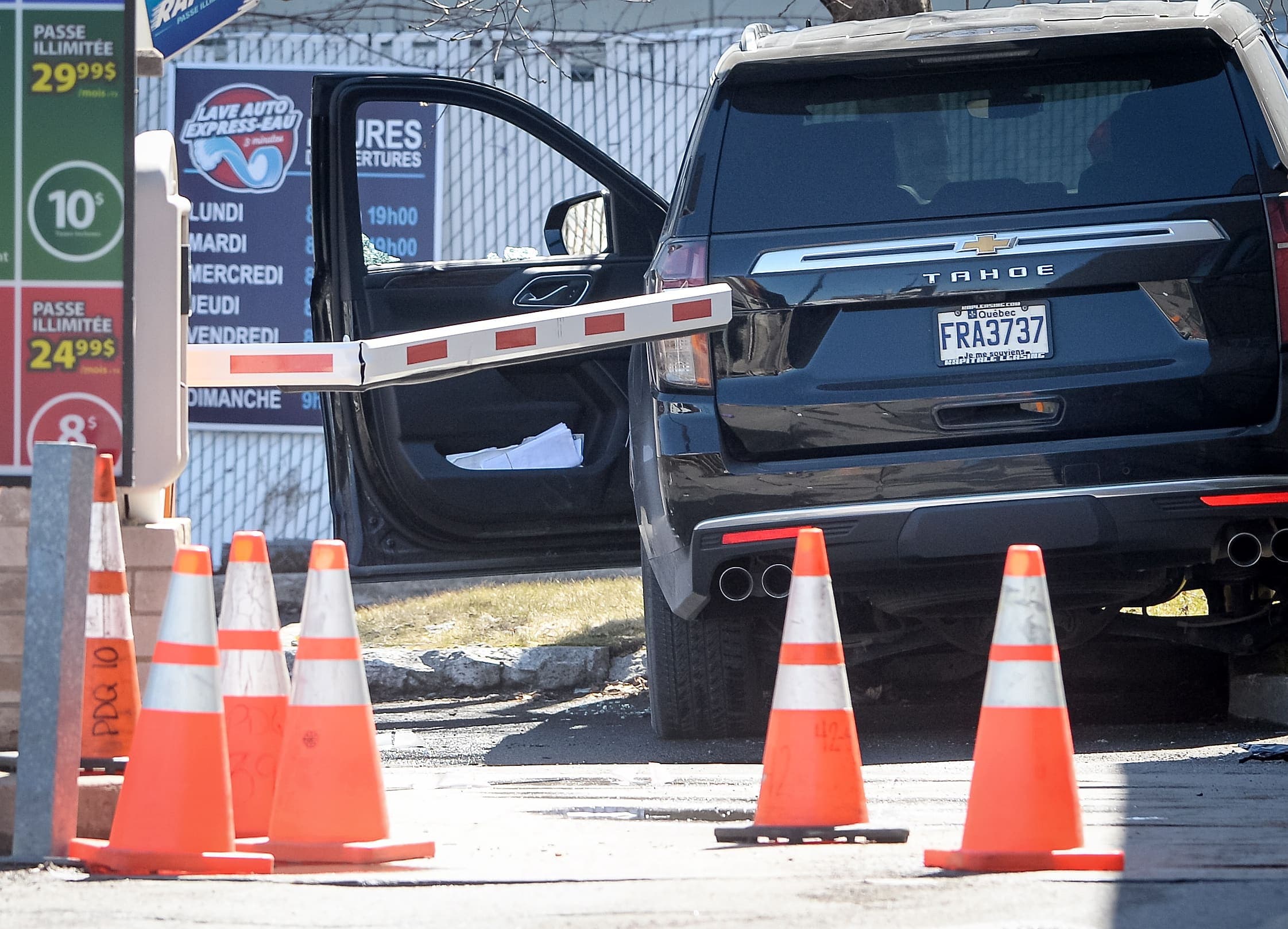 Le véhicule de Stéphane Dupuis a défoncé la barrière du lave-auto et les balles ont fracassé la vitre côté conducteur.