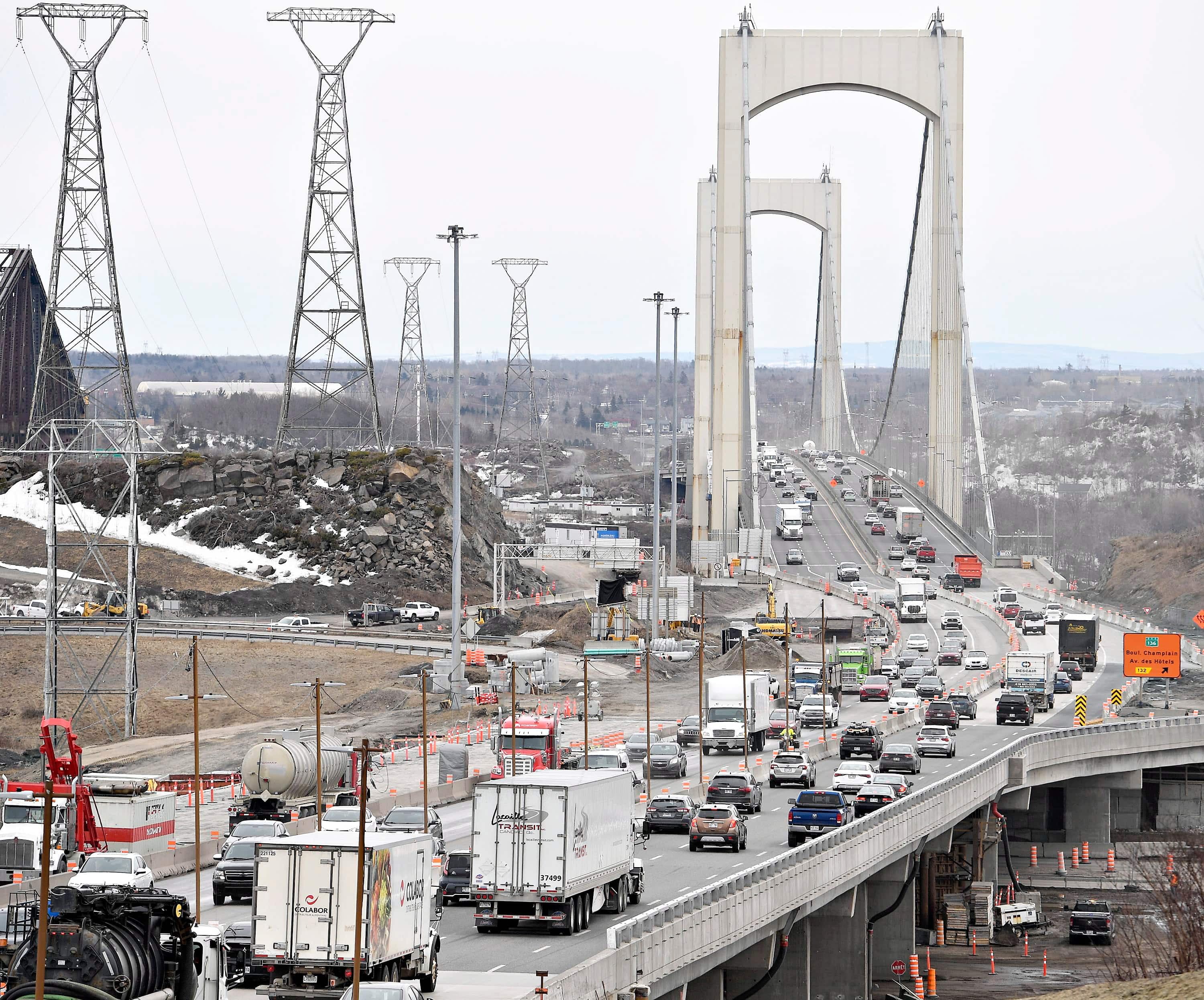 Entre 1996 et 2019, le débit journalier de véhicules sur les ponts a augmenté de 23 %. On voit ici le pont Pierre-Laporte à l’heure de pointe mercredi après-midi.