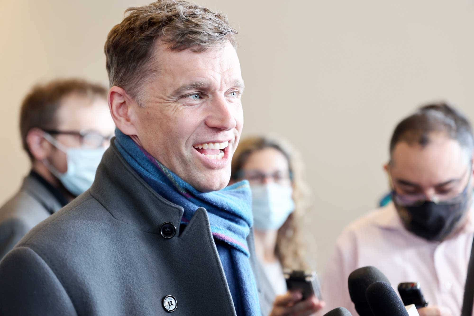 Le maire Bruno Marchand a rencontré les médias après l’annonce de la nouvelle mouture du tunnel Québec-Lévis, jeudi après-midi. Il a exprimé à nouveau des réticences quant aux impacts du projet.