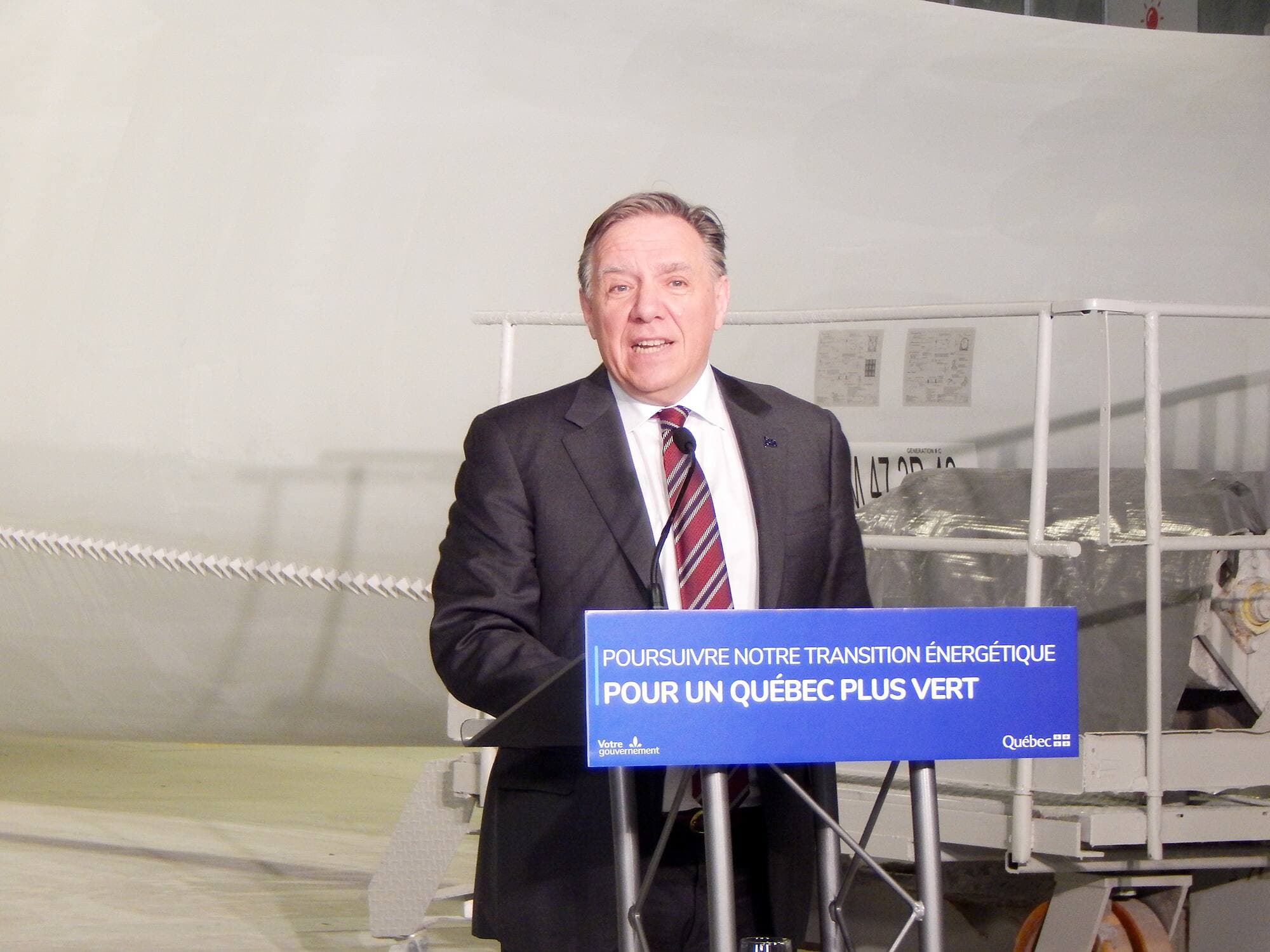 Le premier ministre François Legault était de passage en Gaspésie mercredi, pour accorder le lancement d’appels d’offres pour des projets éoliens.