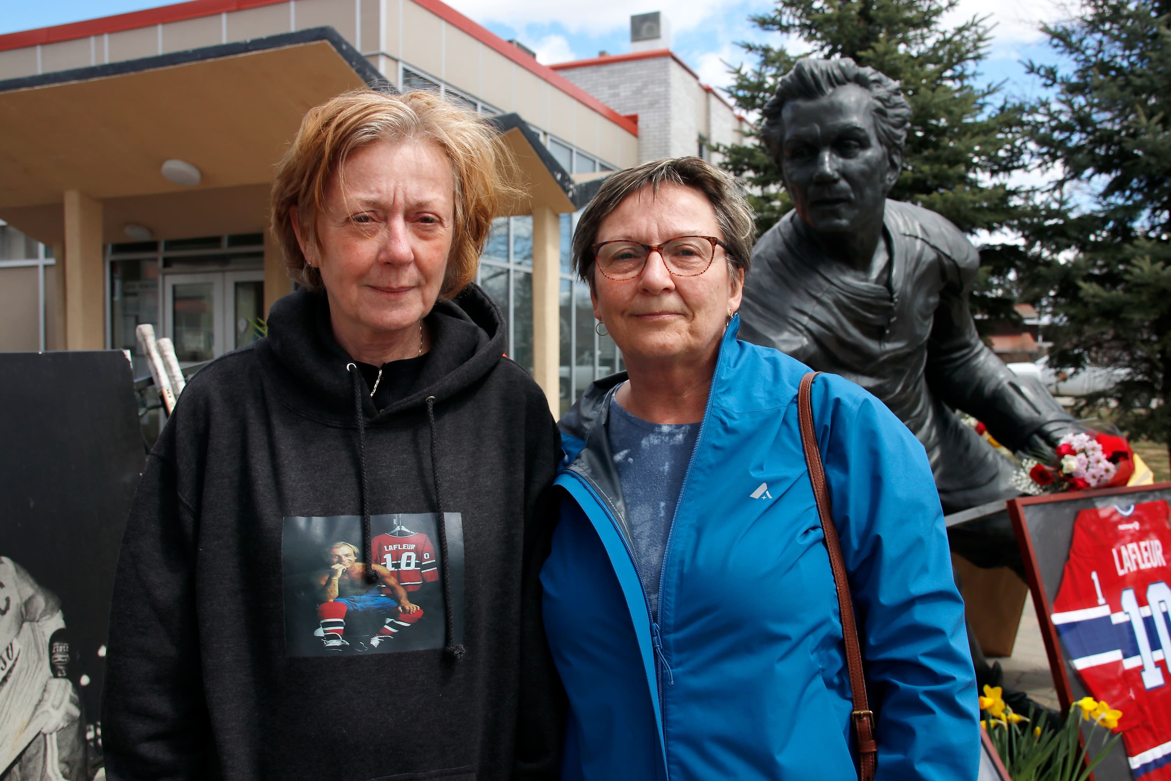 Lucie et Lise Lafleur, deux sœurs de Guy Lafleur, sont venues, vendredi, rendre hommage à leur frère.
