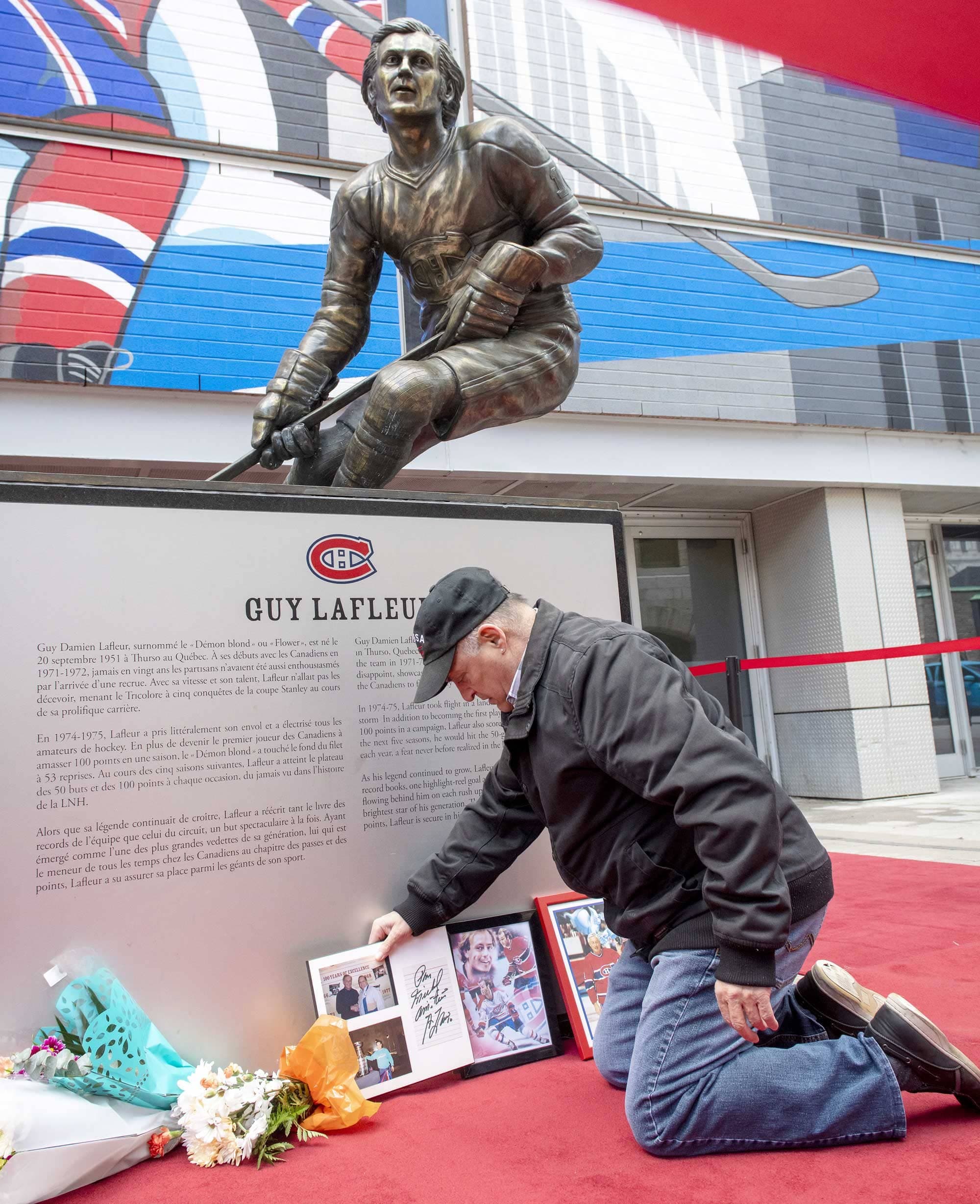 Michel Jérôme a déposé un cadre devant la statue de Guy Lafleur au Centre Bell.