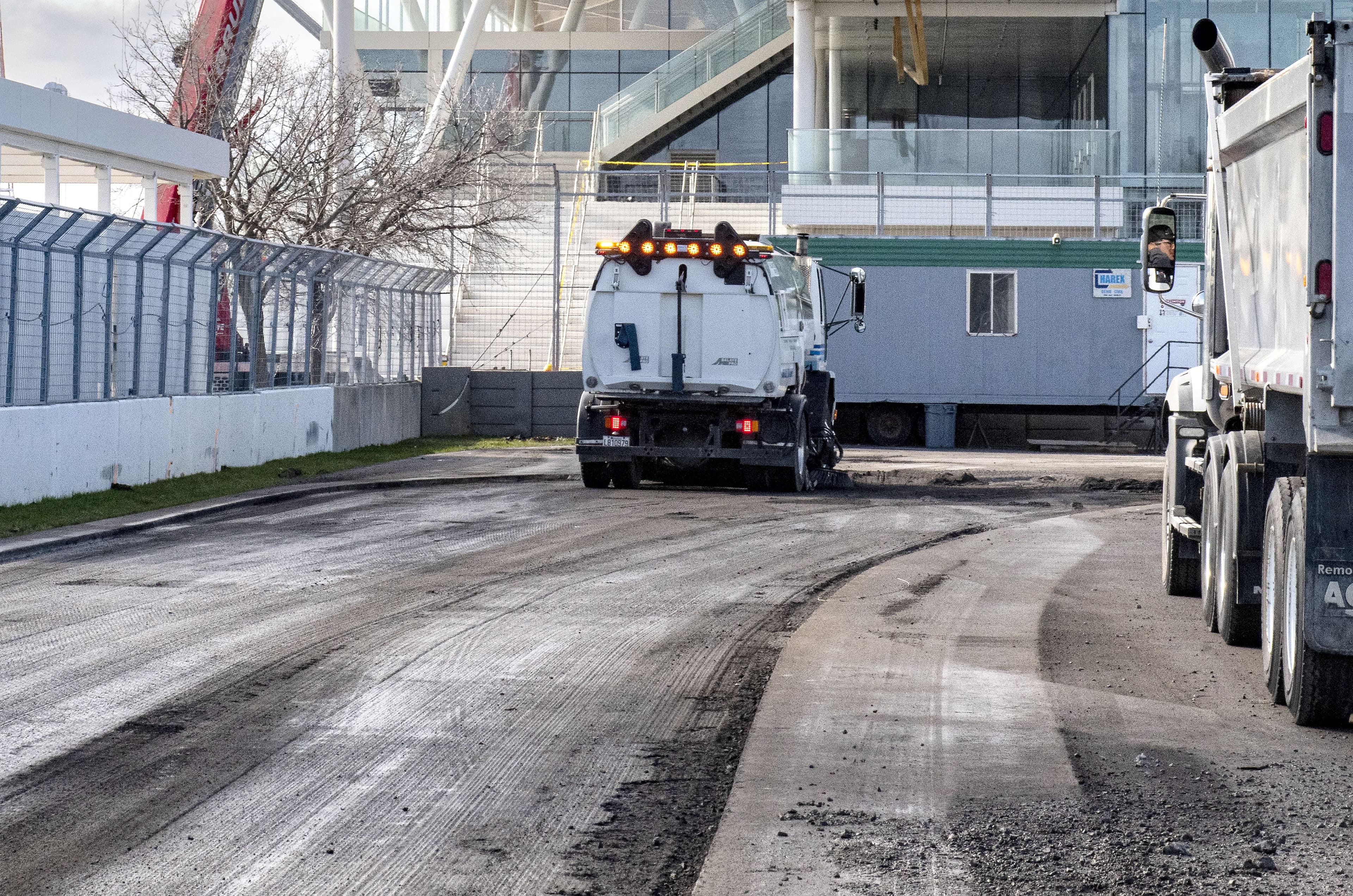L’asphalte autour des paddocks, qui datait de 2019, a été arraché puis refait en avril.